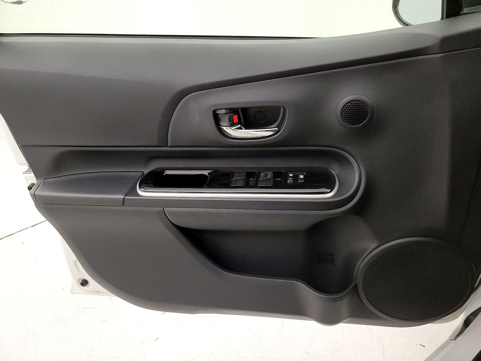 Thumbnail: 2015 Toyota Prius c - 12