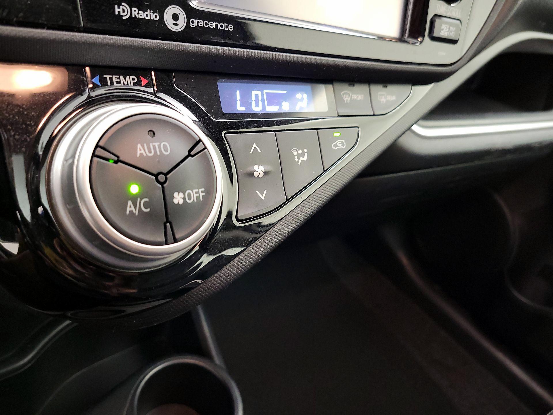 Thumbnail: 2015 Toyota Prius c - 16