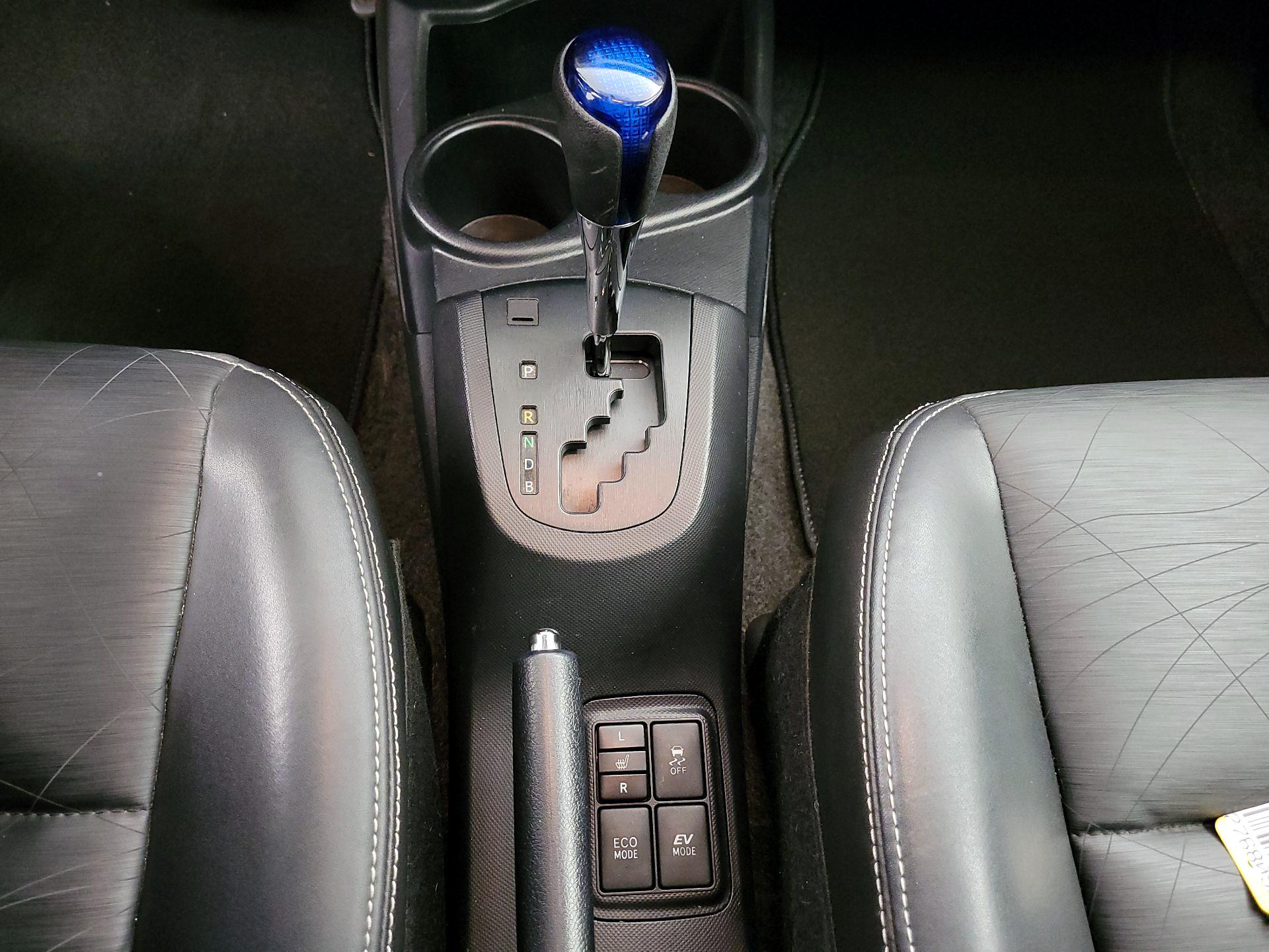 Thumbnail: 2015 Toyota Prius c - 17