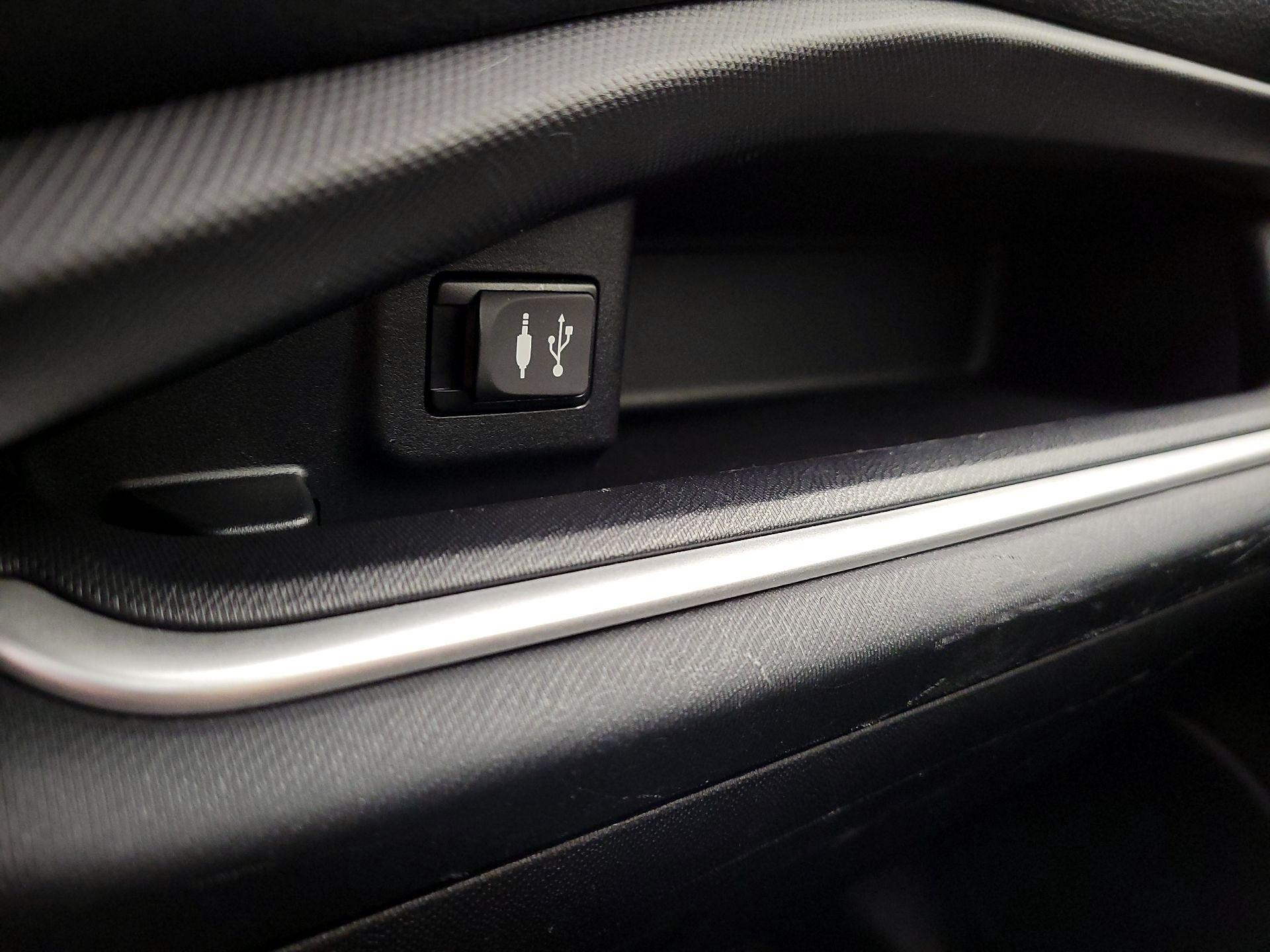 Thumbnail: 2015 Toyota Prius c - 18