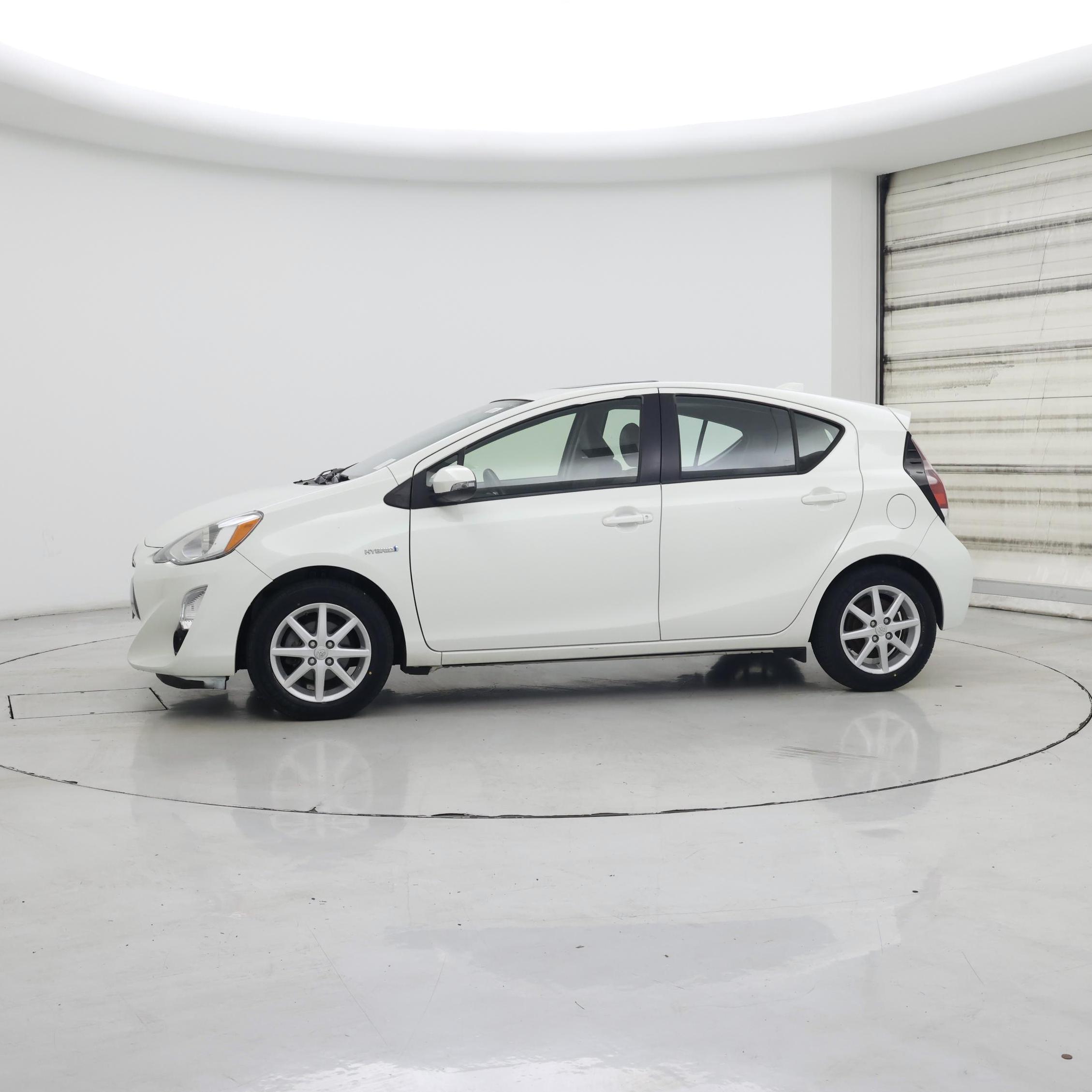 Thumbnail: 2015 Toyota Prius c - 3