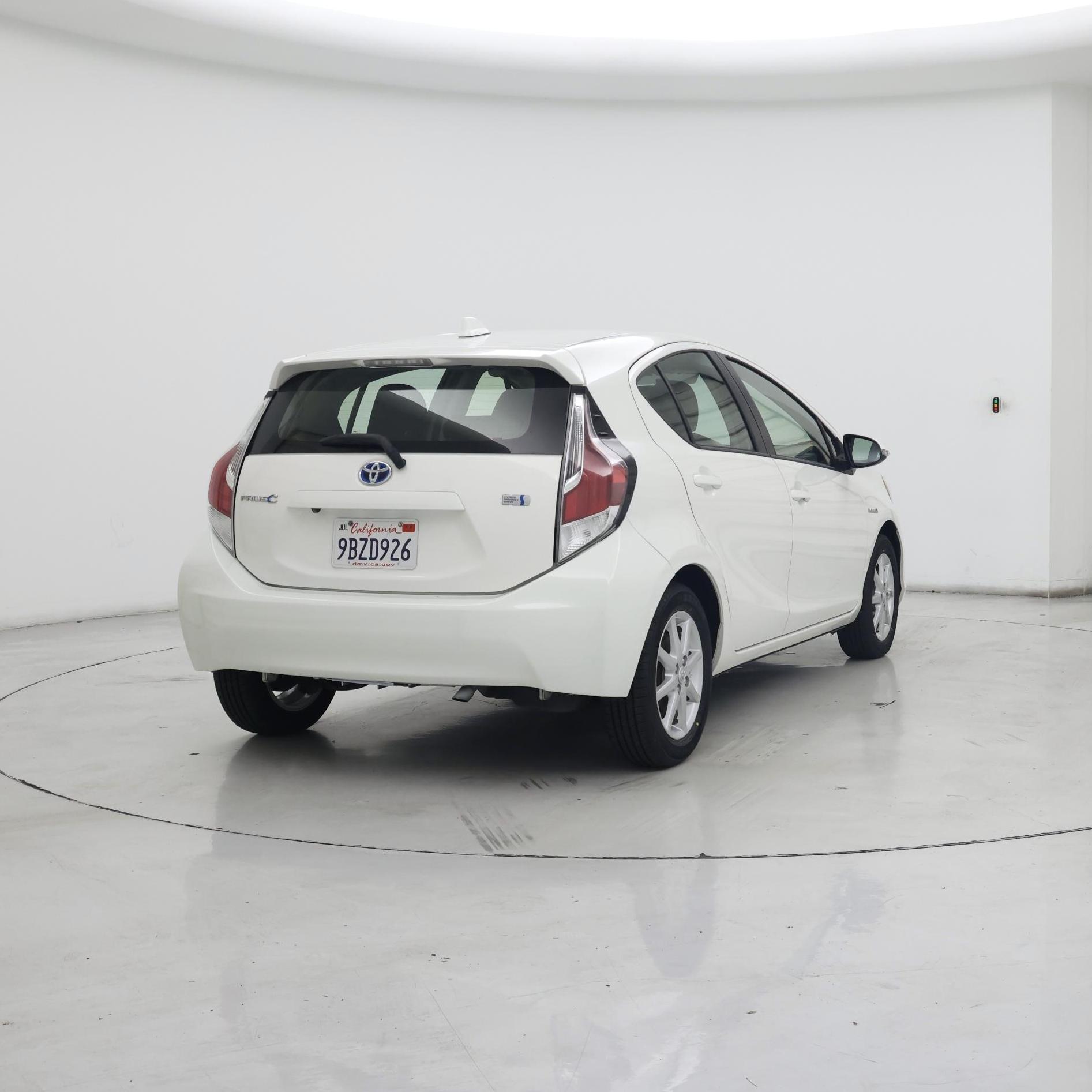 Thumbnail: 2015 Toyota Prius c - 8