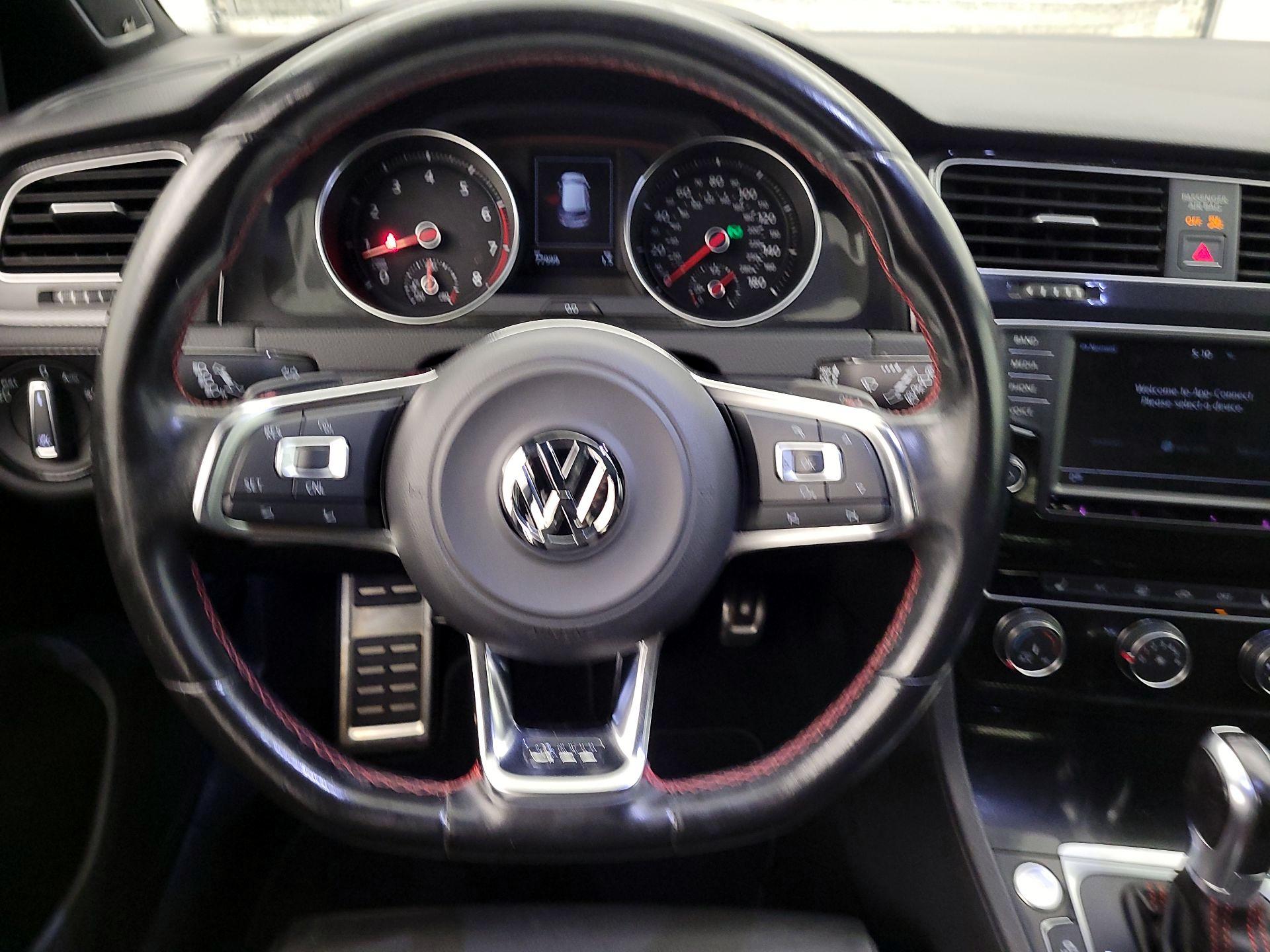 Thumbnail: 2016 Volkswagen Golf - 10