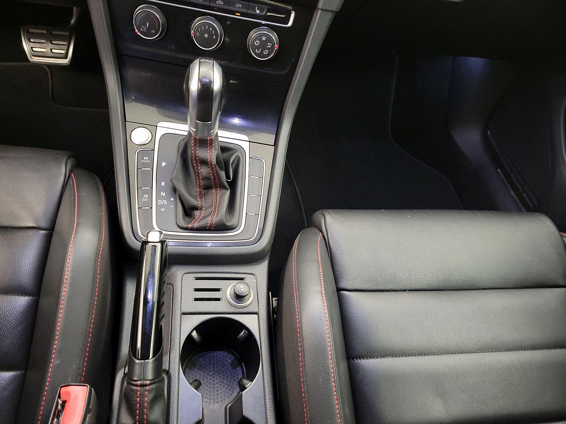 Thumbnail: 2016 Volkswagen Golf - 17