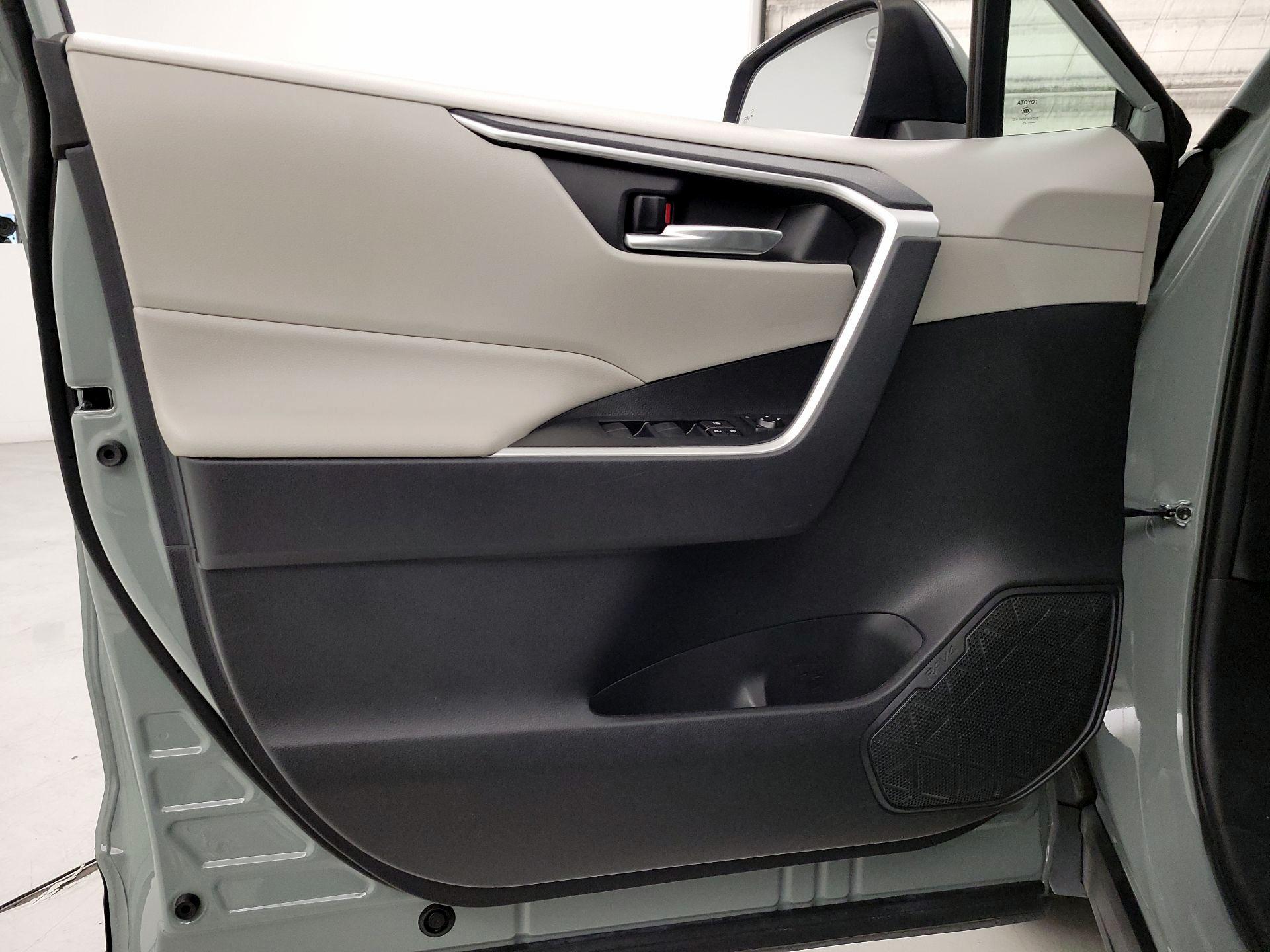 Thumbnail: 2021 Toyota RAV4 - 12