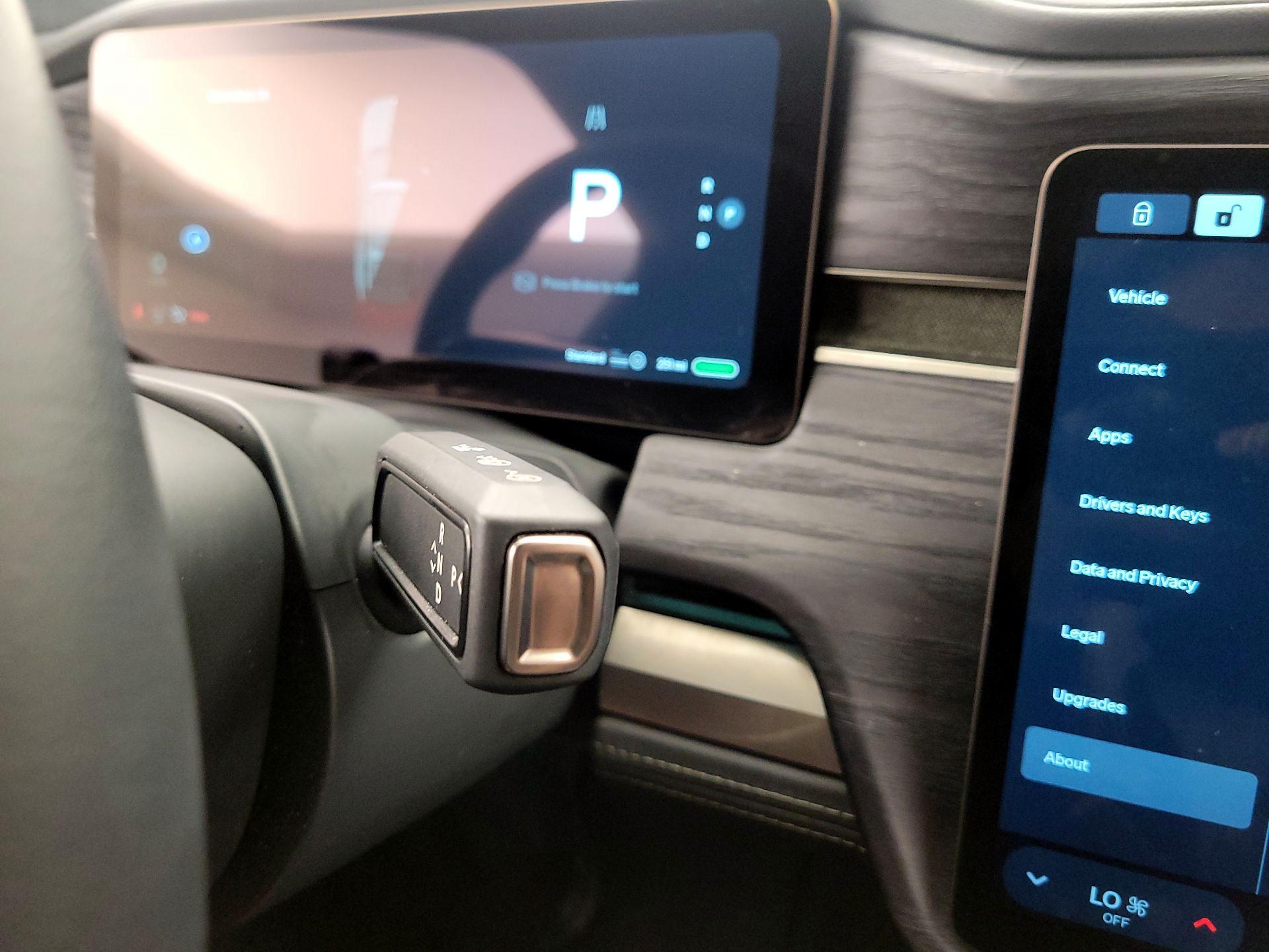 Thumbnail: 2025 Rivian R1S - 17