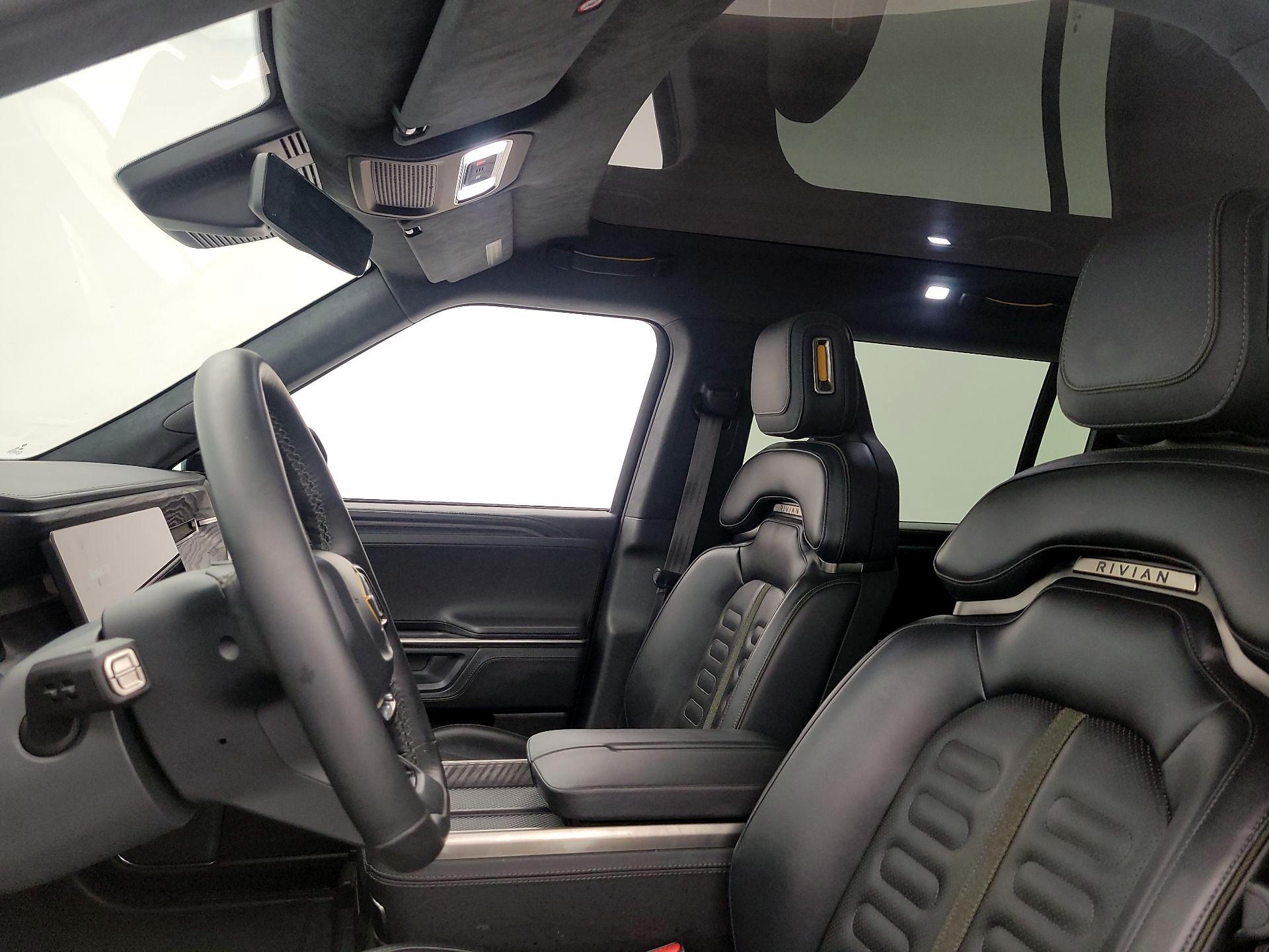 Thumbnail: 2025 Rivian R1S - 19