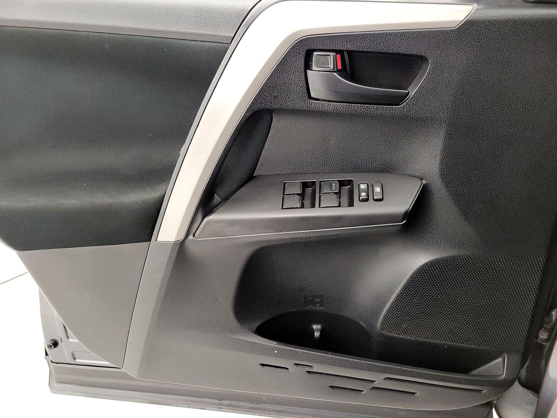 Thumbnail: 2018 Toyota RAV4 - 12