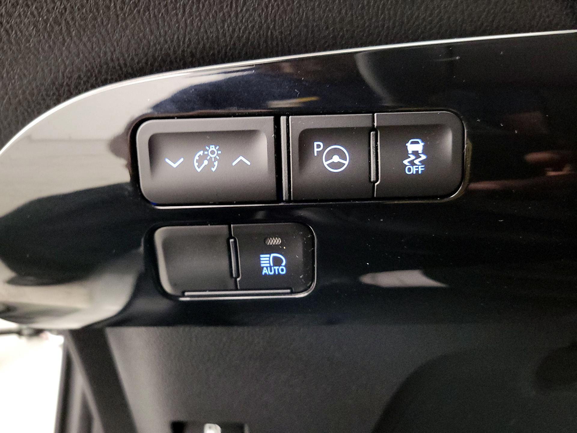 Thumbnail: 2019 Toyota Prius - 13