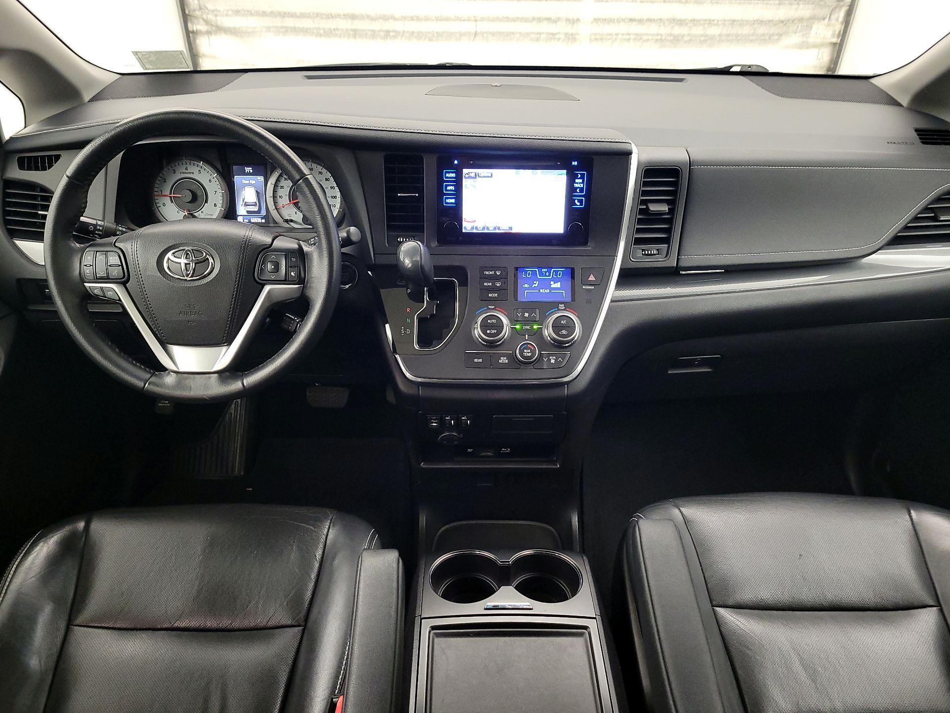 Thumbnail: 2017 Toyota Sienna - 9