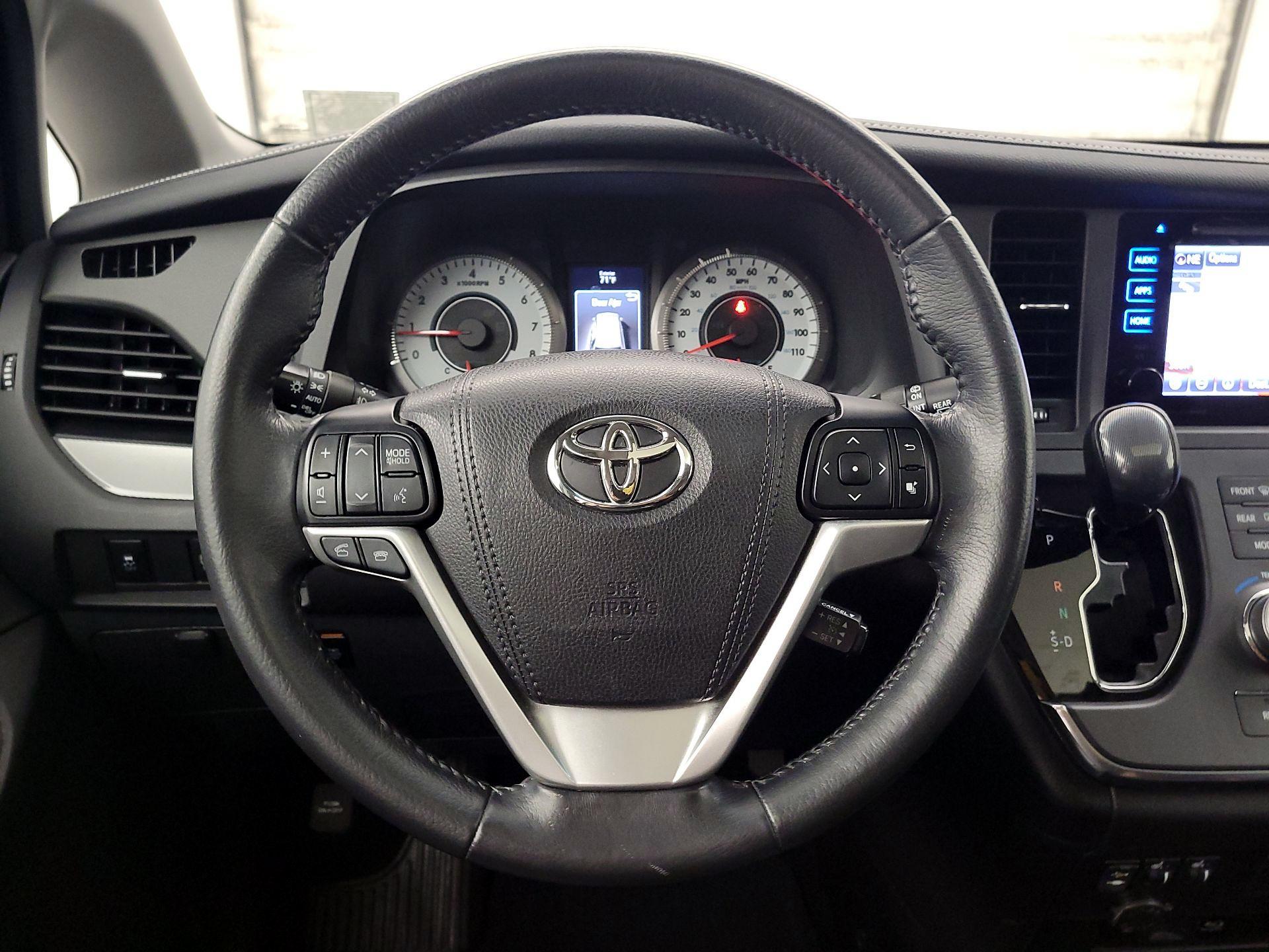 Thumbnail: 2017 Toyota Sienna - 10