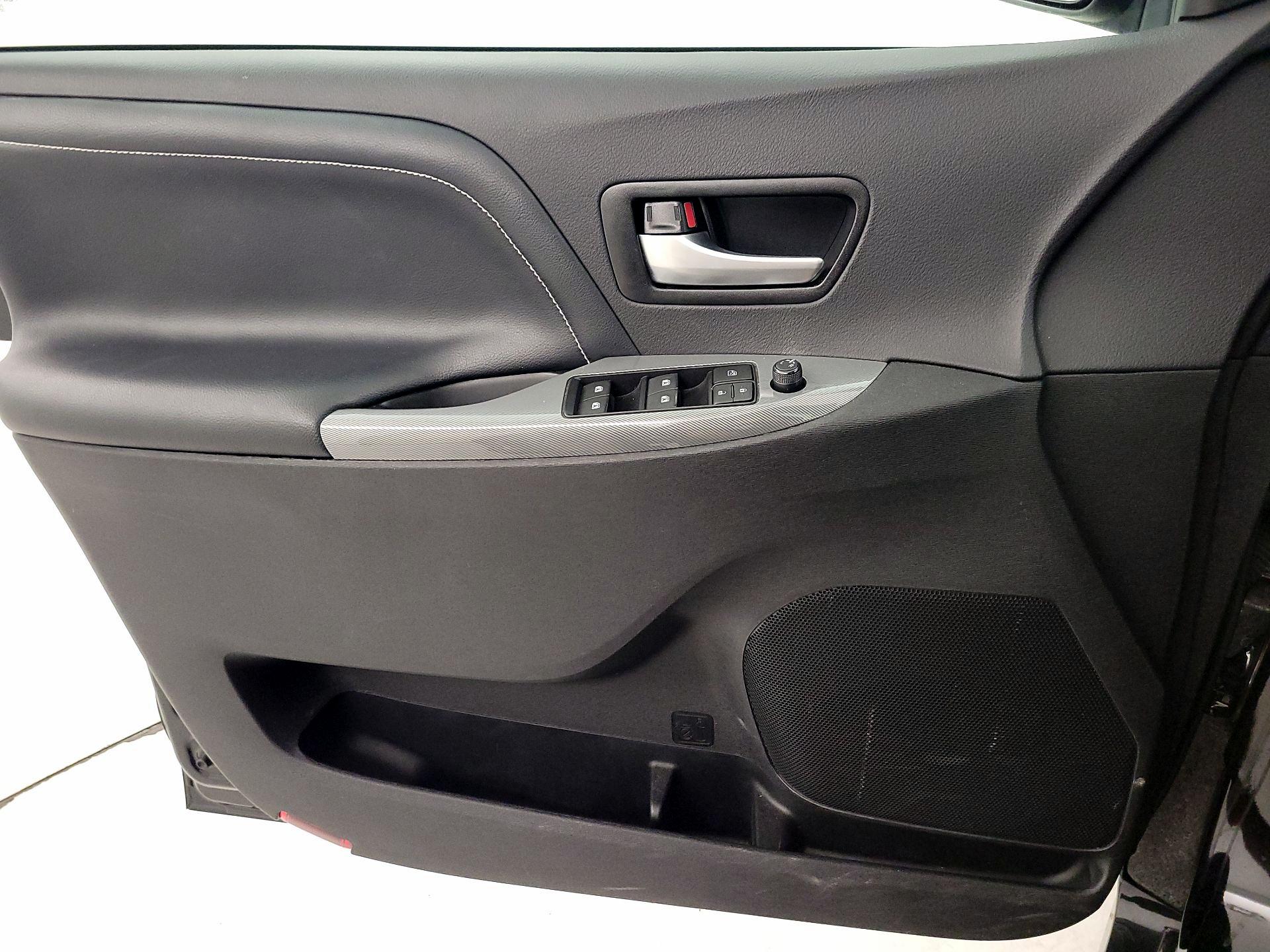 Thumbnail: 2017 Toyota Sienna - 12