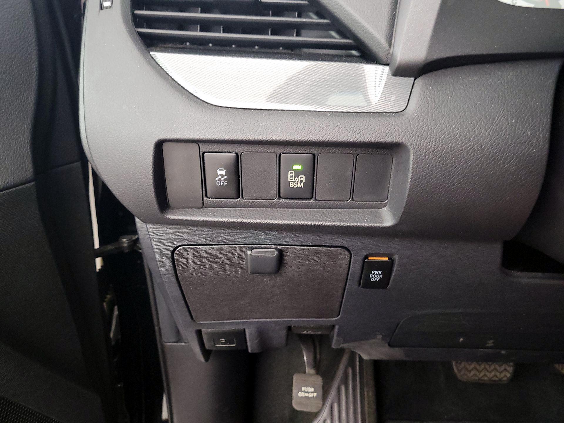 Thumbnail: 2017 Toyota Sienna - 13