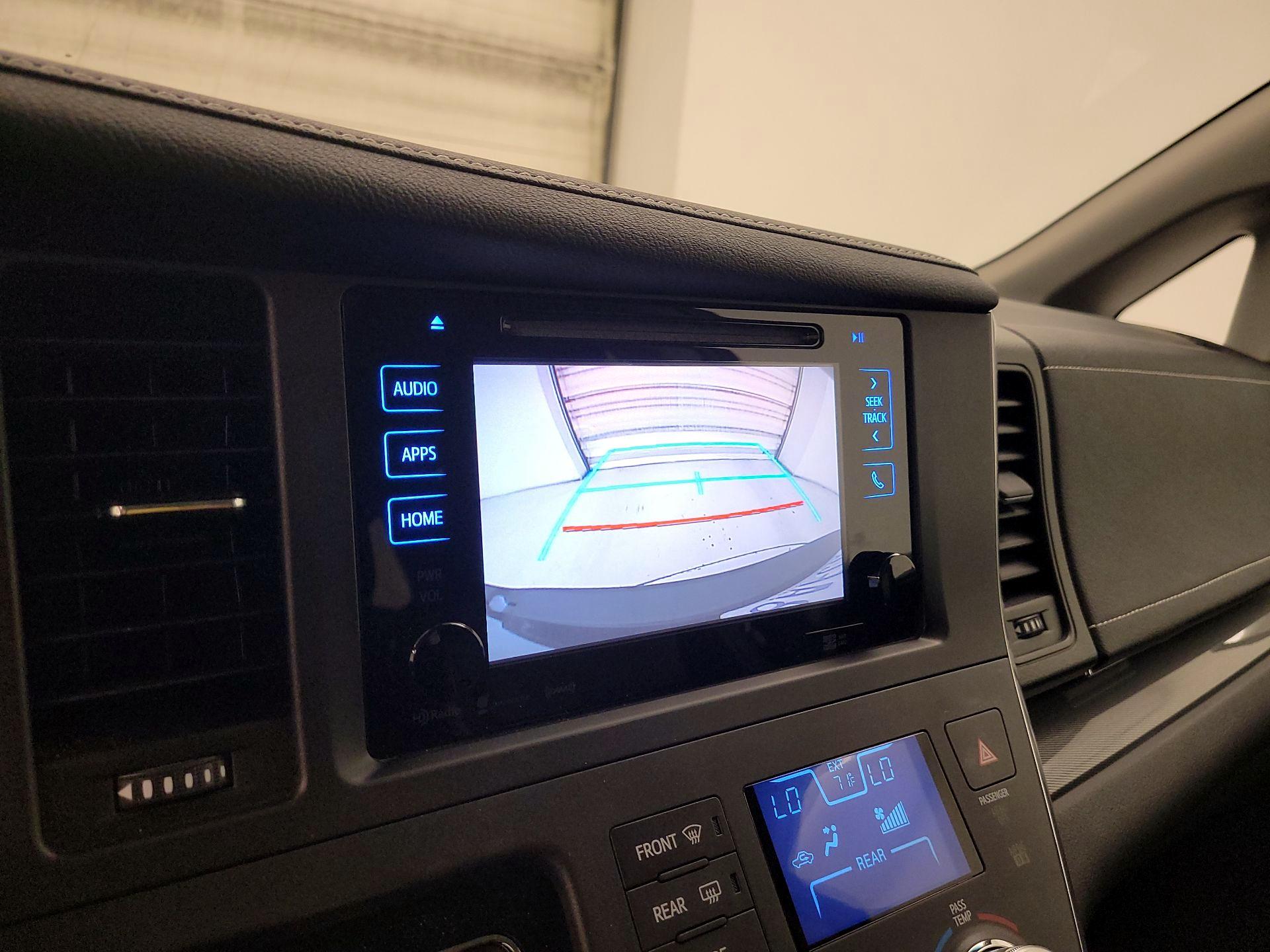 Thumbnail: 2017 Toyota Sienna - 15