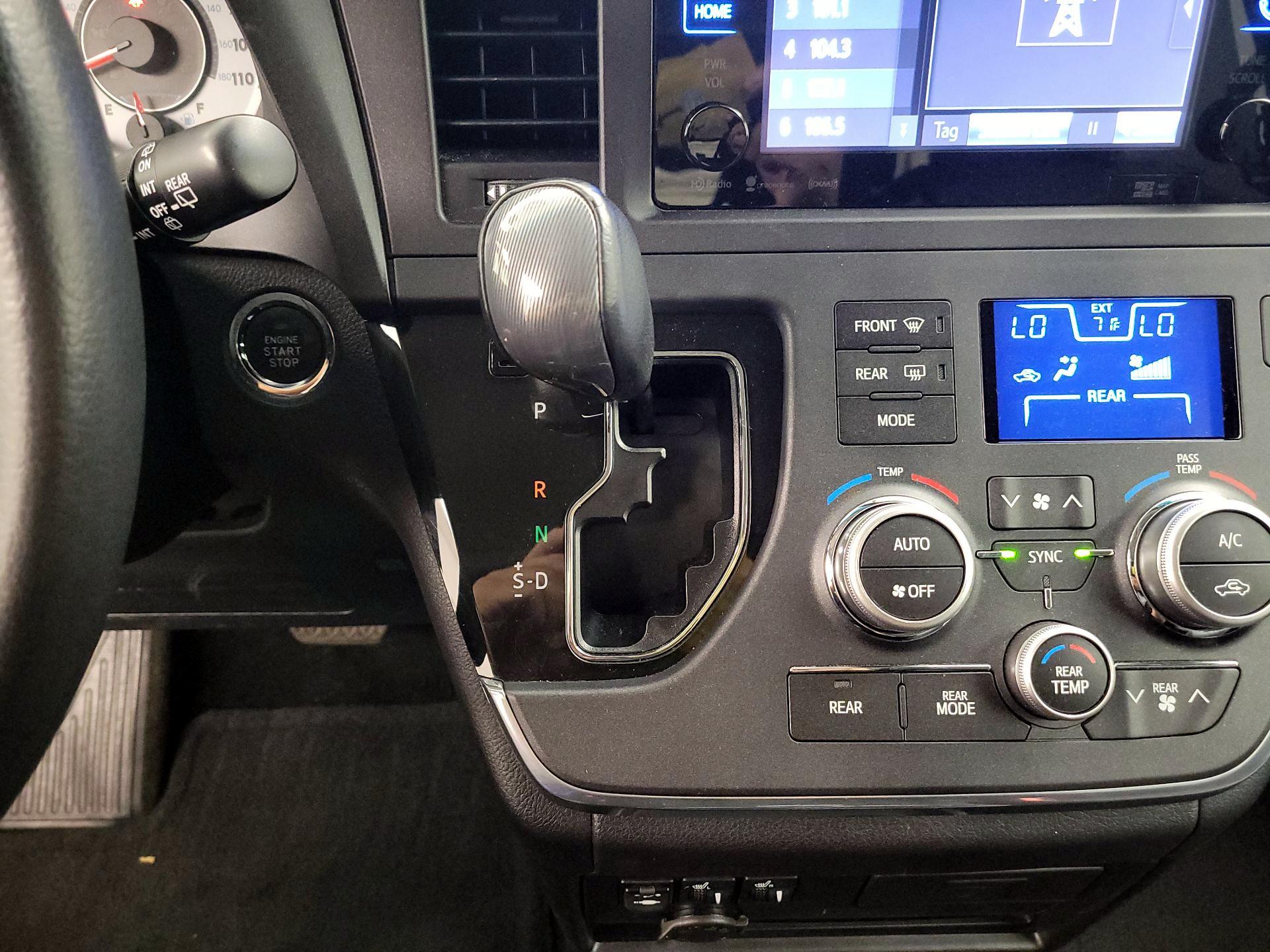 Thumbnail: 2017 Toyota Sienna - 18