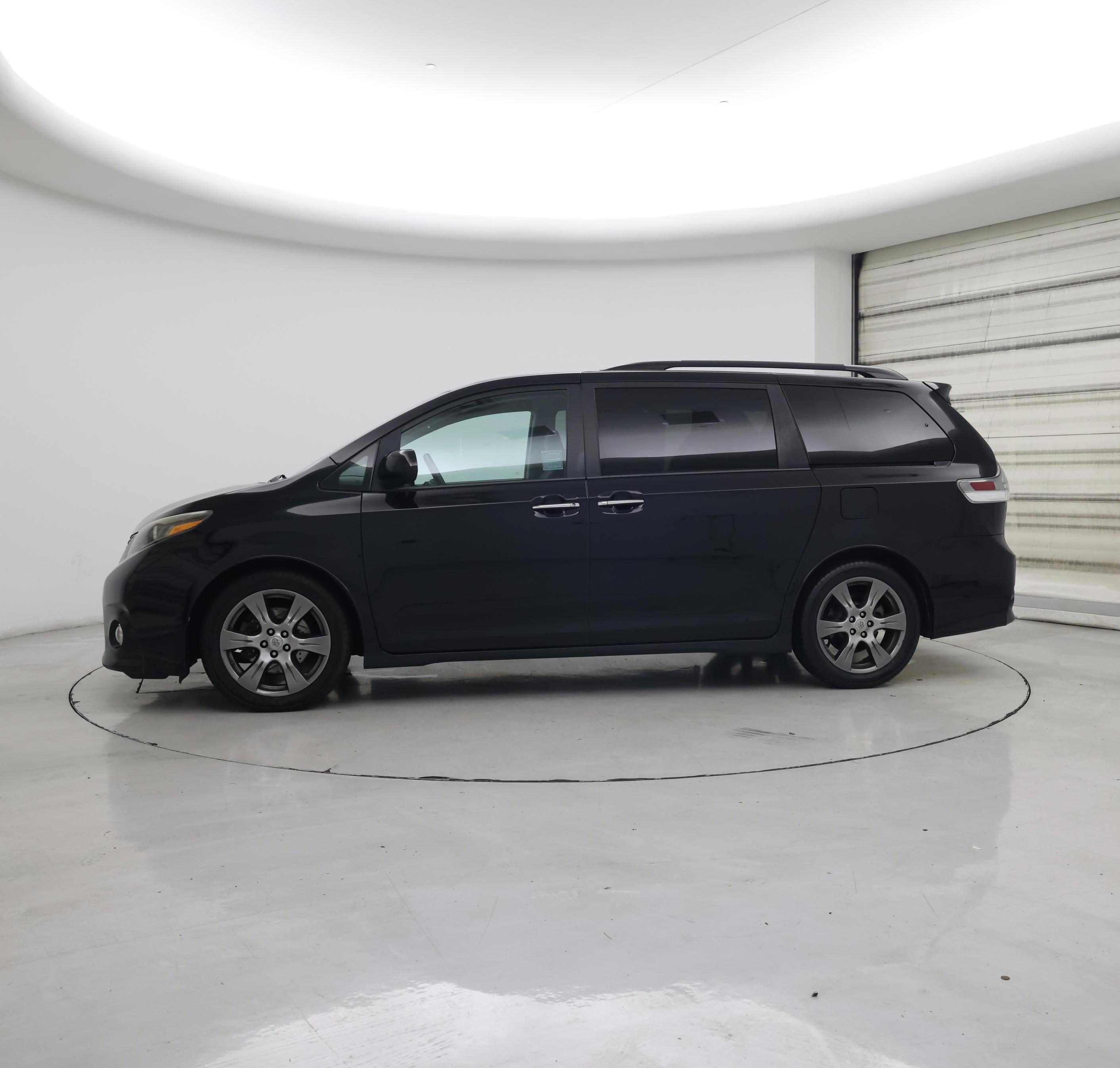 Thumbnail: 2017 Toyota Sienna - 3