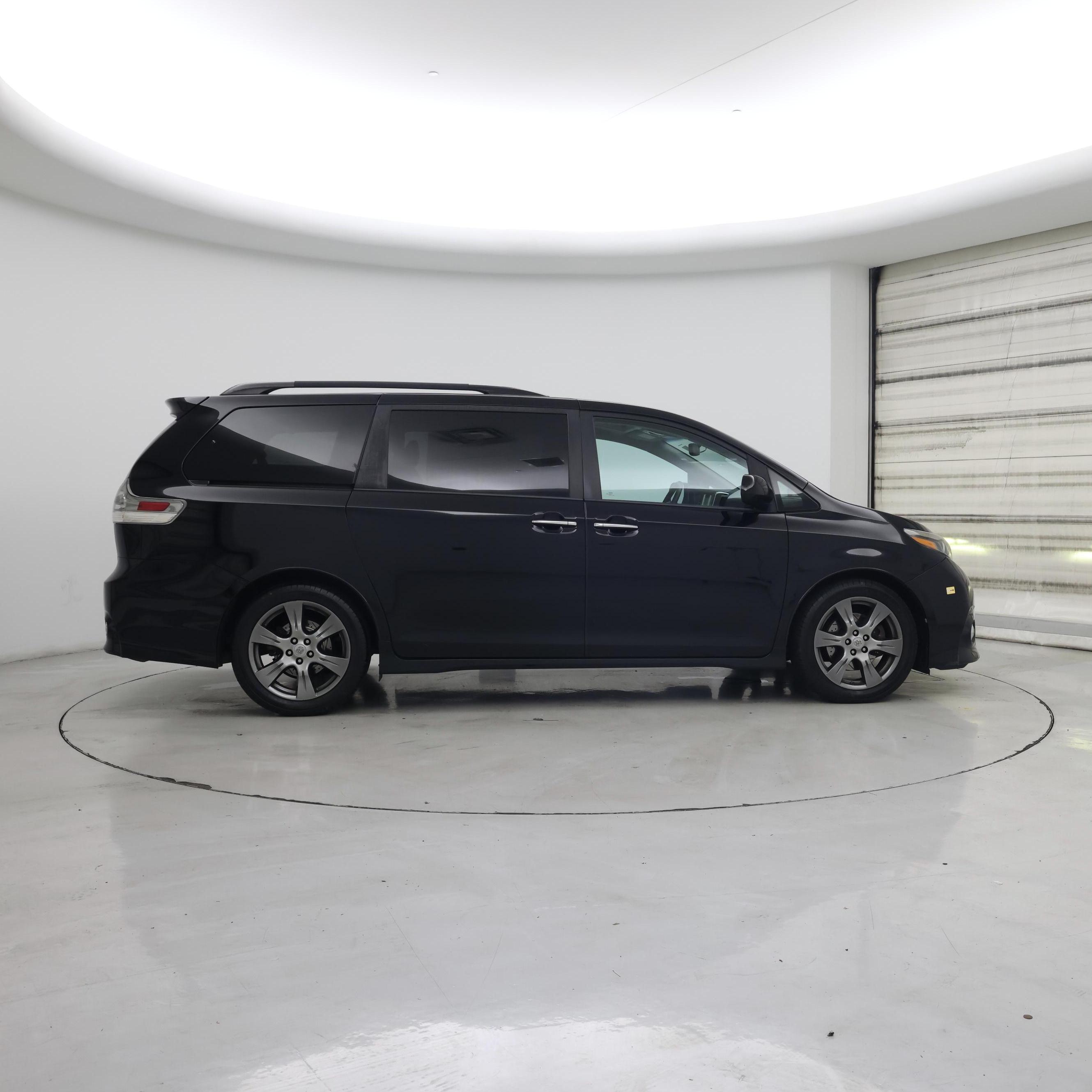 Thumbnail: 2017 Toyota Sienna - 7