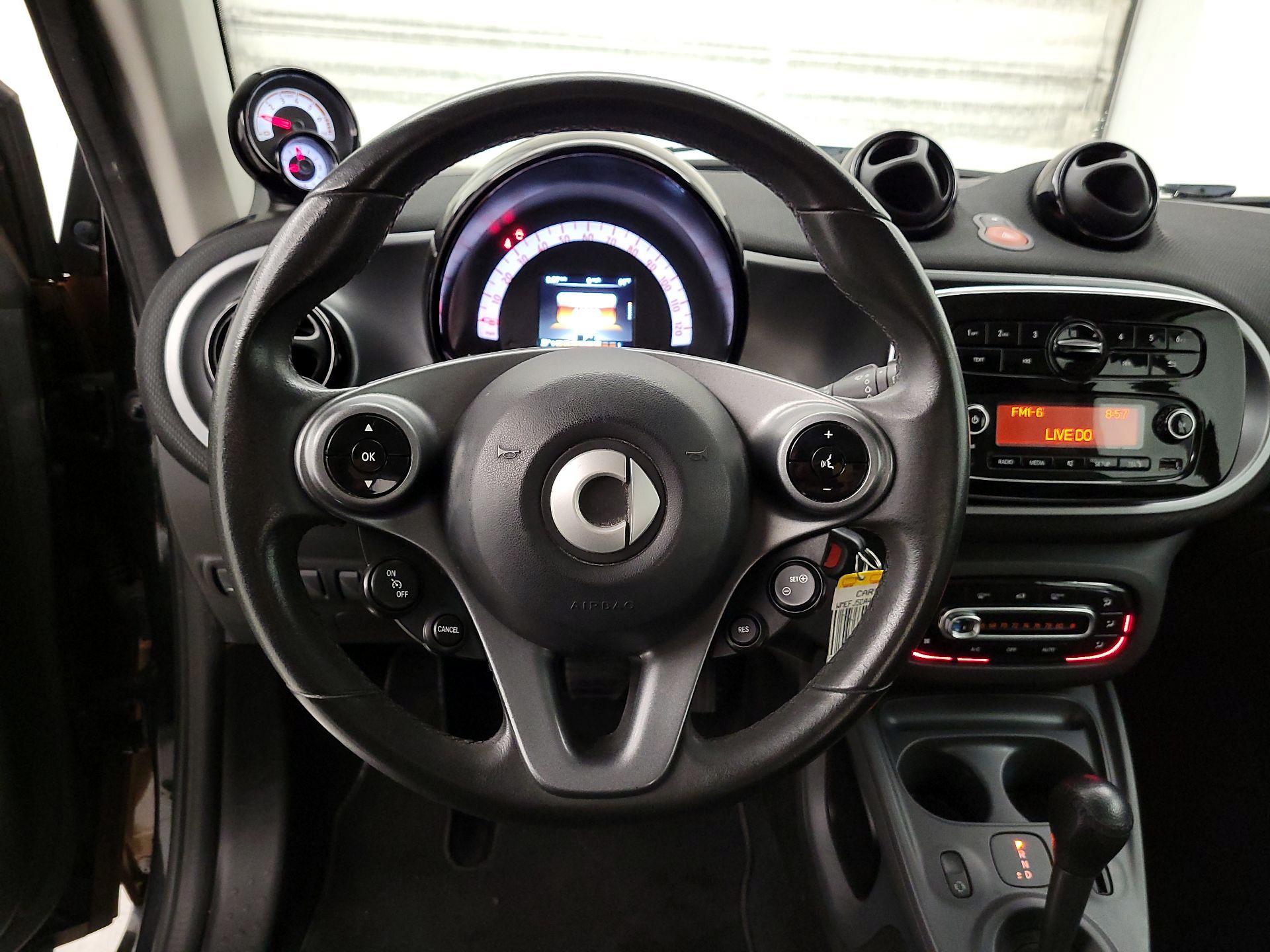 Thumbnail: 2016 smart fortwo - 10