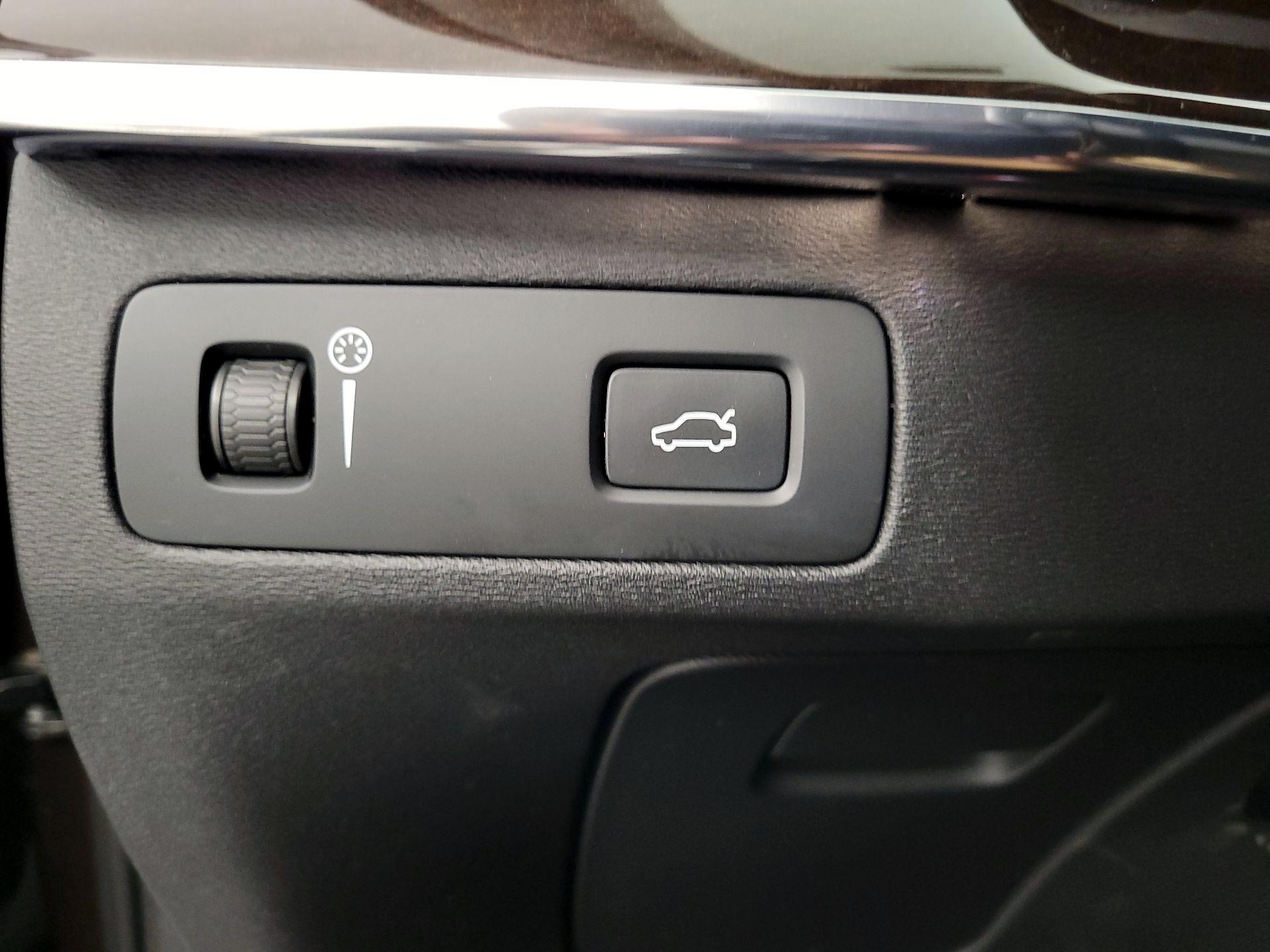 Thumbnail: 2016 Volvo XC90 - 13