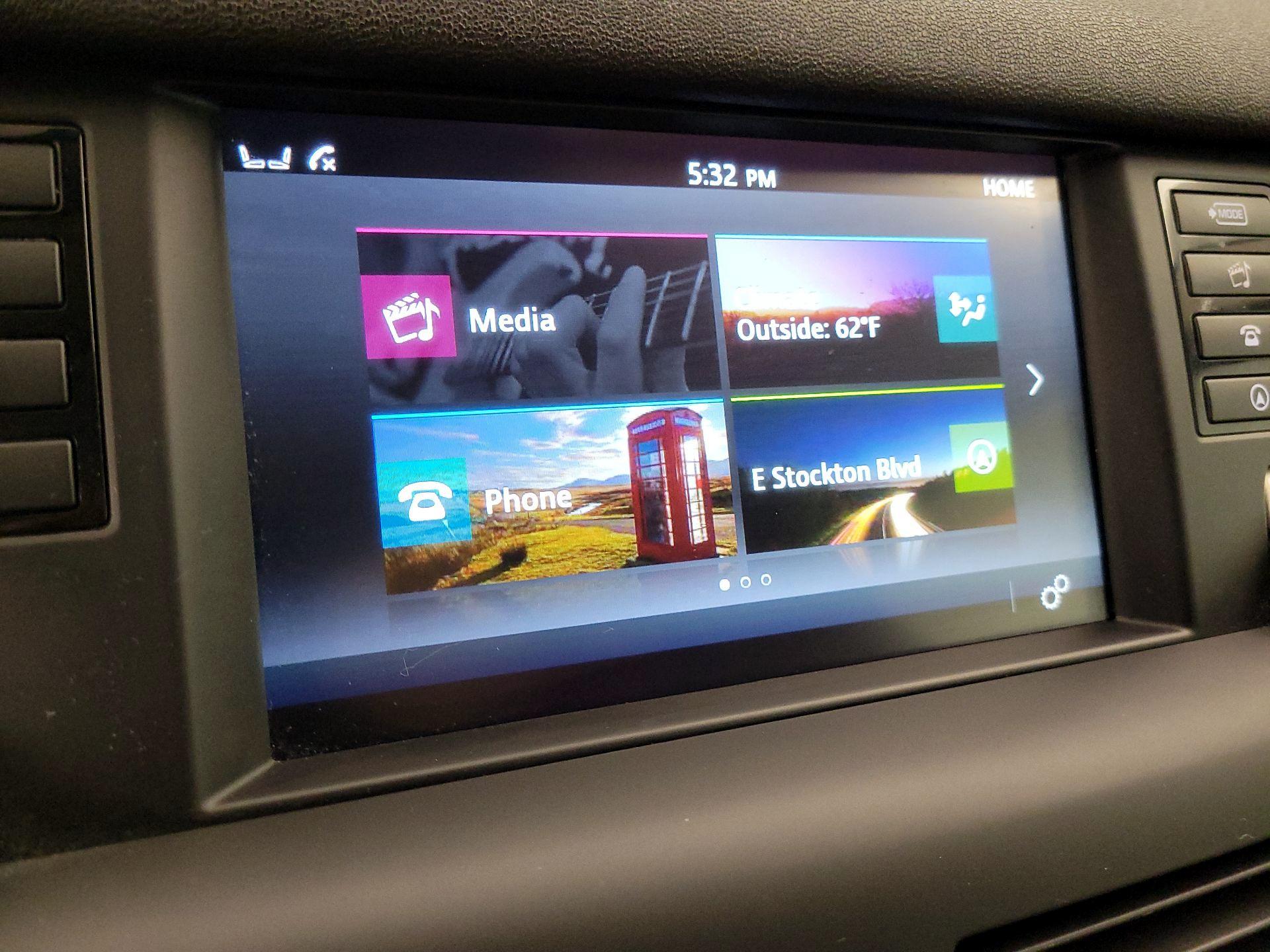 Thumbnail: 2019 Land Rover Discovery Sport - 15