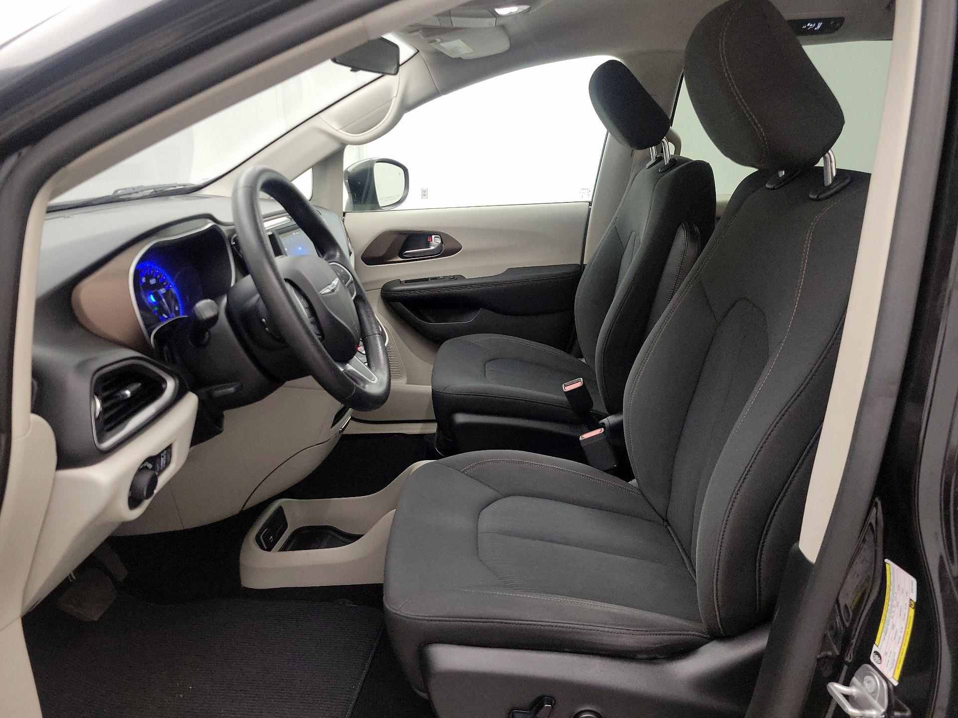 Thumbnail: 2019 Chrysler Pacifica - 11