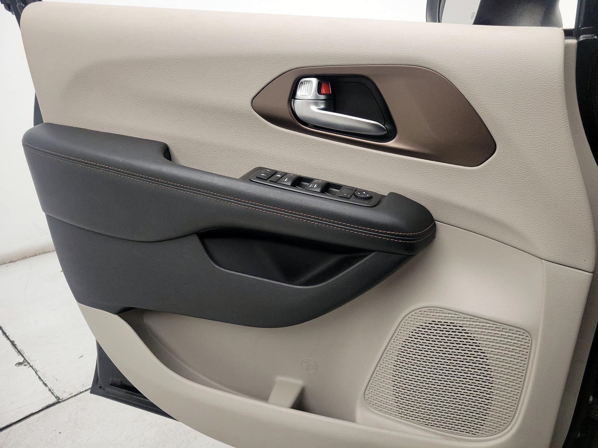 Thumbnail: 2019 Chrysler Pacifica - 12