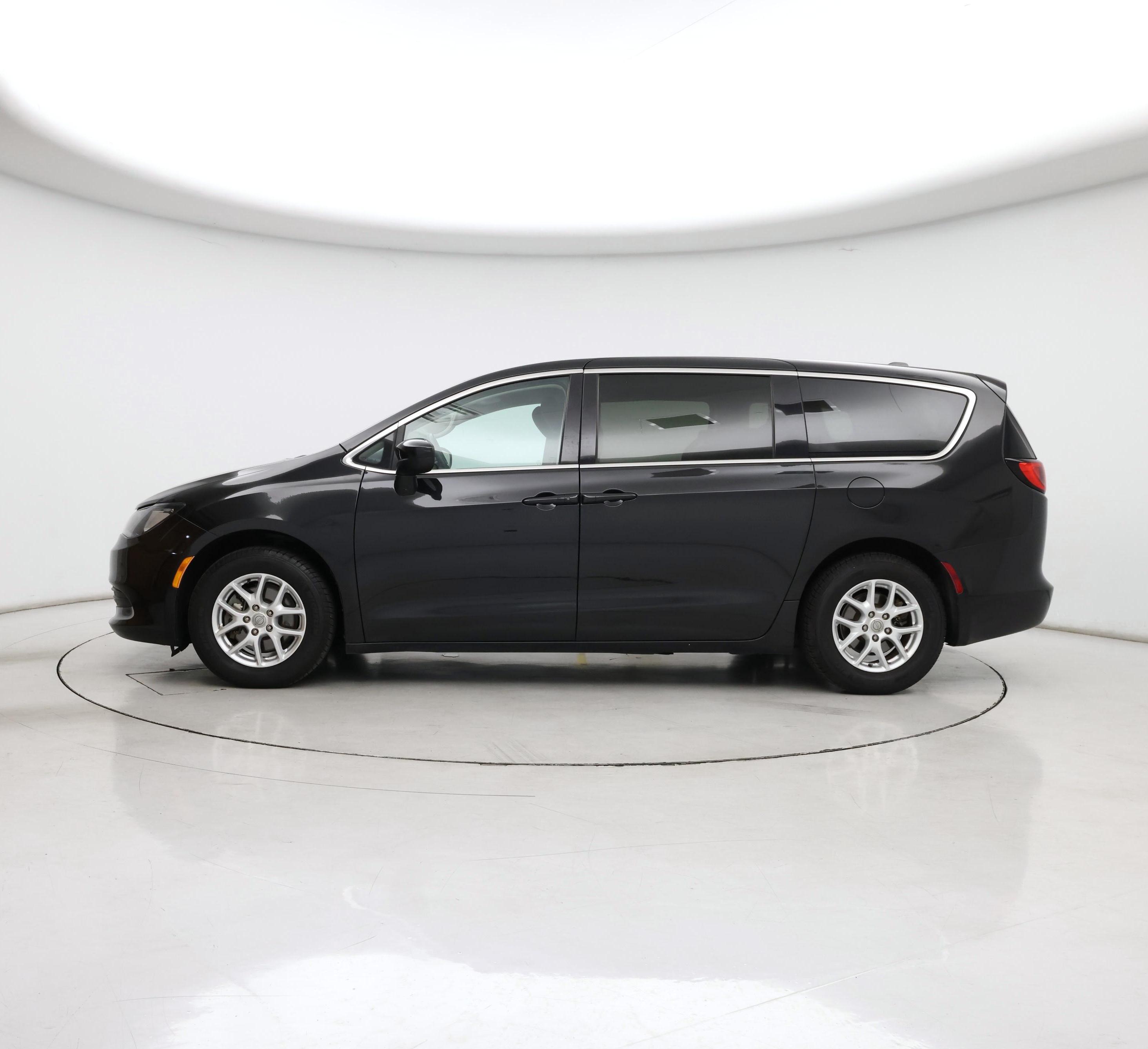 Thumbnail: 2019 Chrysler Pacifica - 3