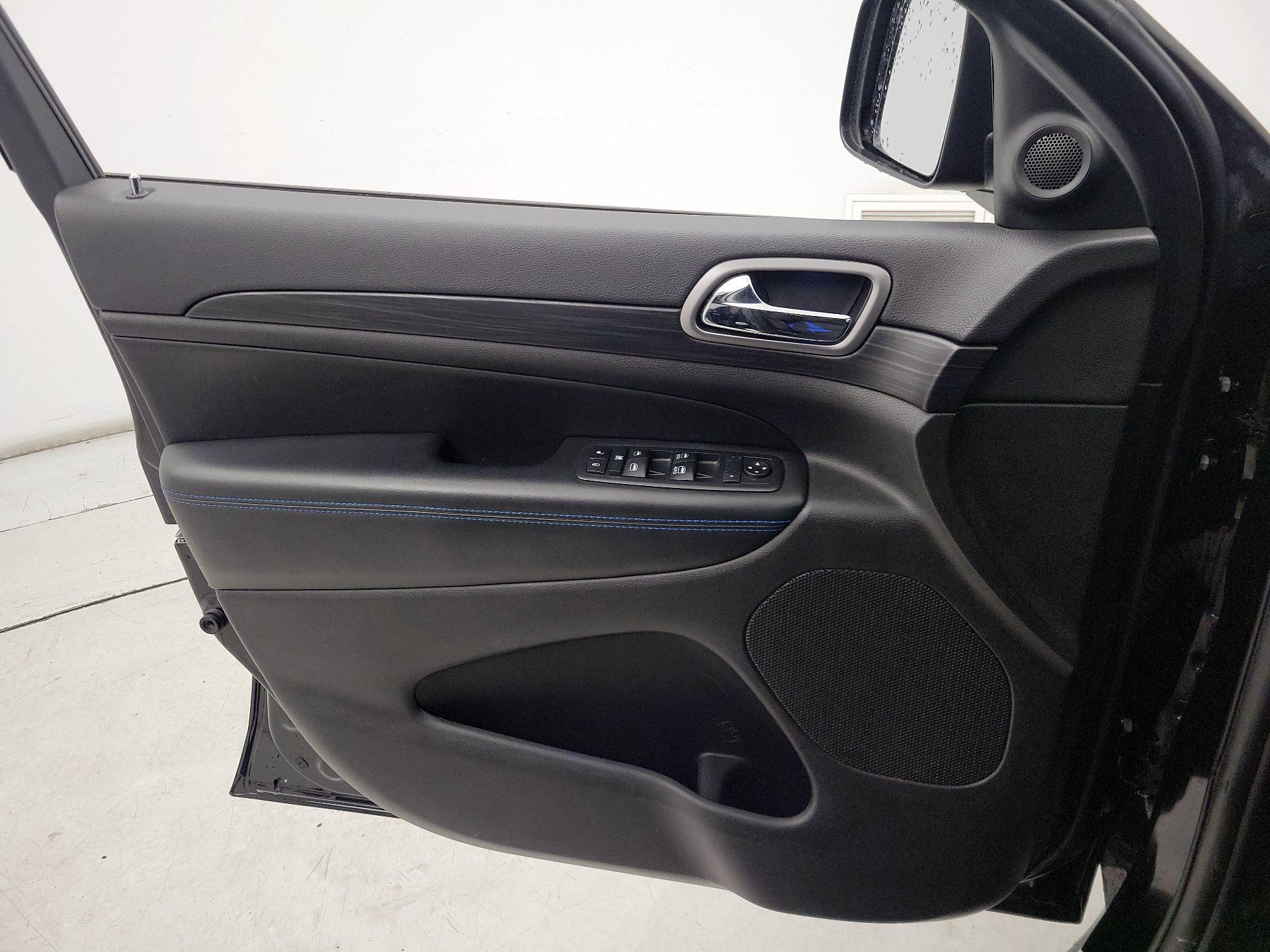 Thumbnail: 2020 Jeep Grand Cherokee - 12