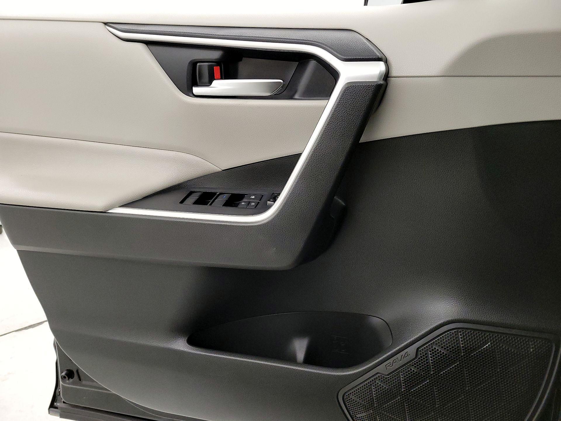 Thumbnail: 2020 Toyota RAV4 - 12
