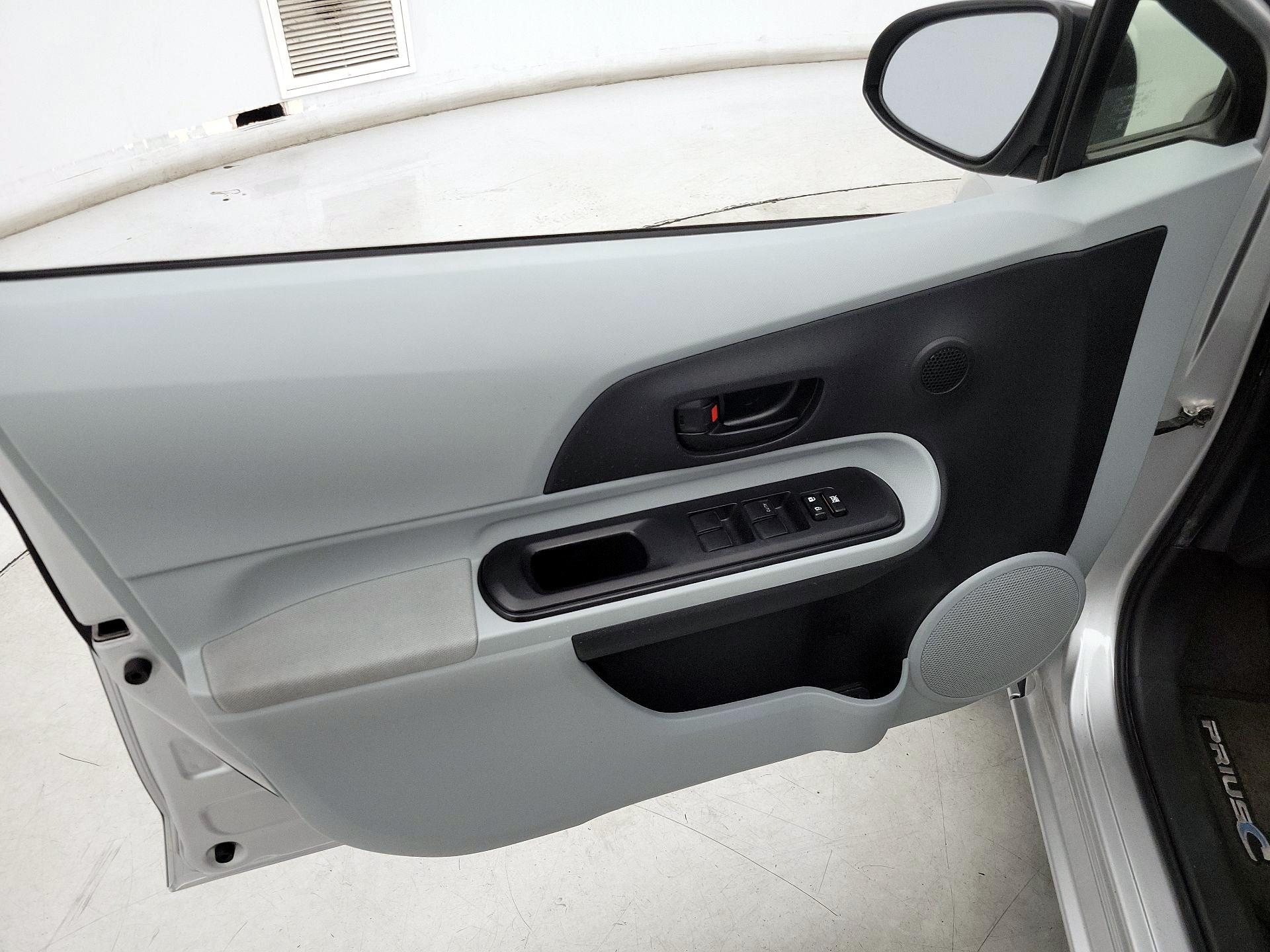 Thumbnail: 2014 Toyota Prius c - 12