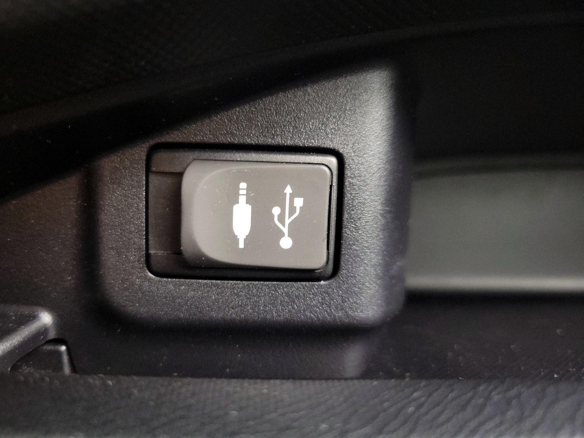 Thumbnail: 2014 Toyota Prius c - 17