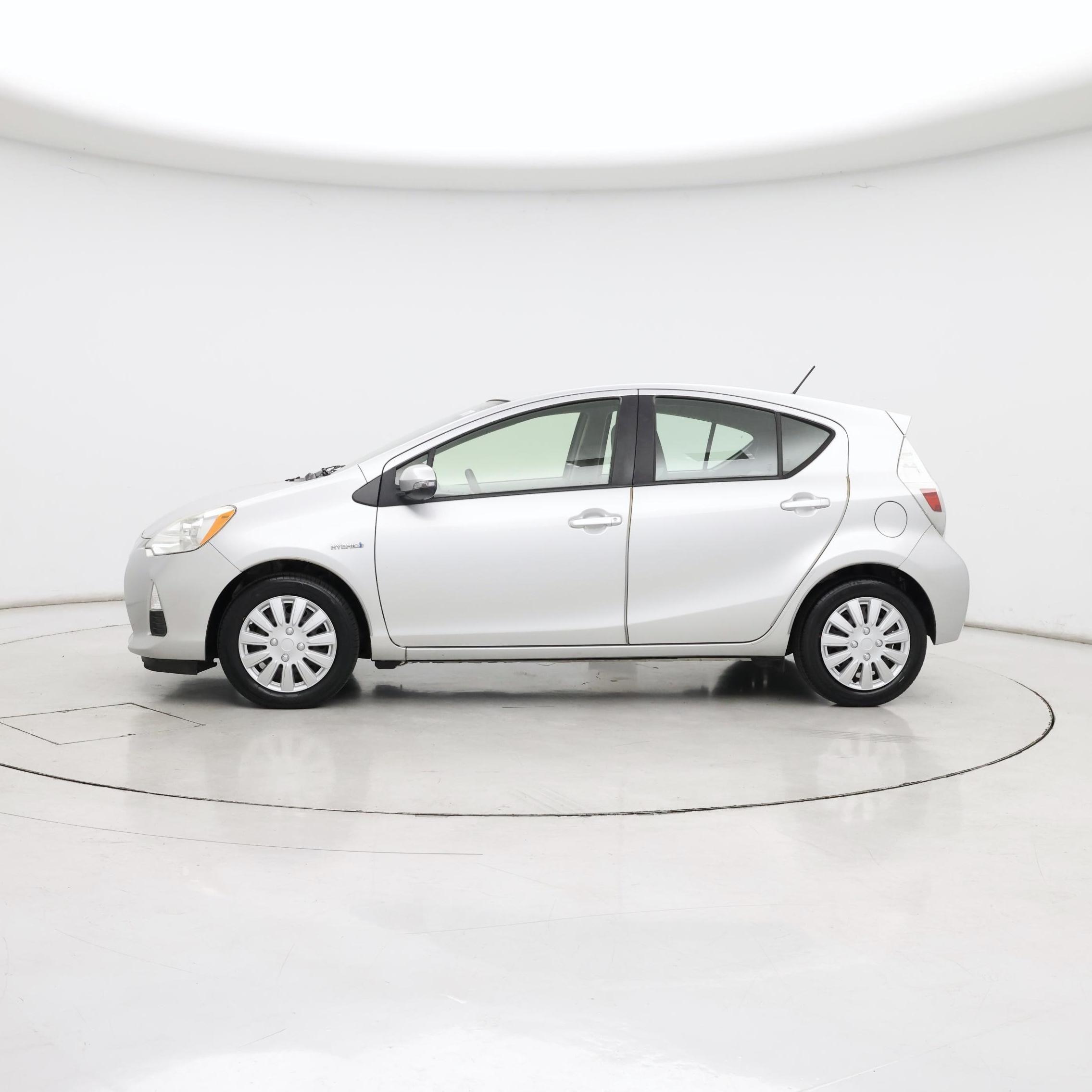 Thumbnail: 2014 Toyota Prius c - 3