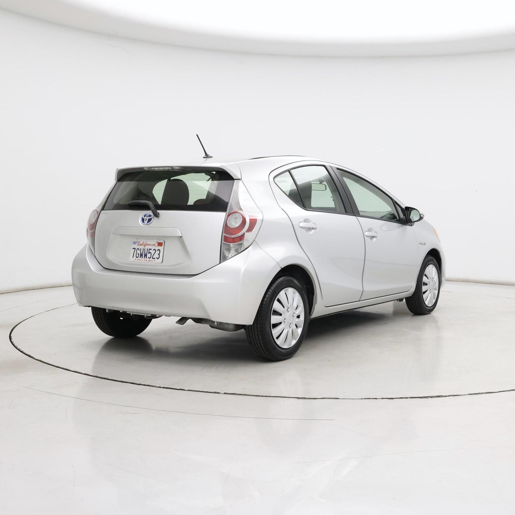 Thumbnail: 2014 Toyota Prius c - 8