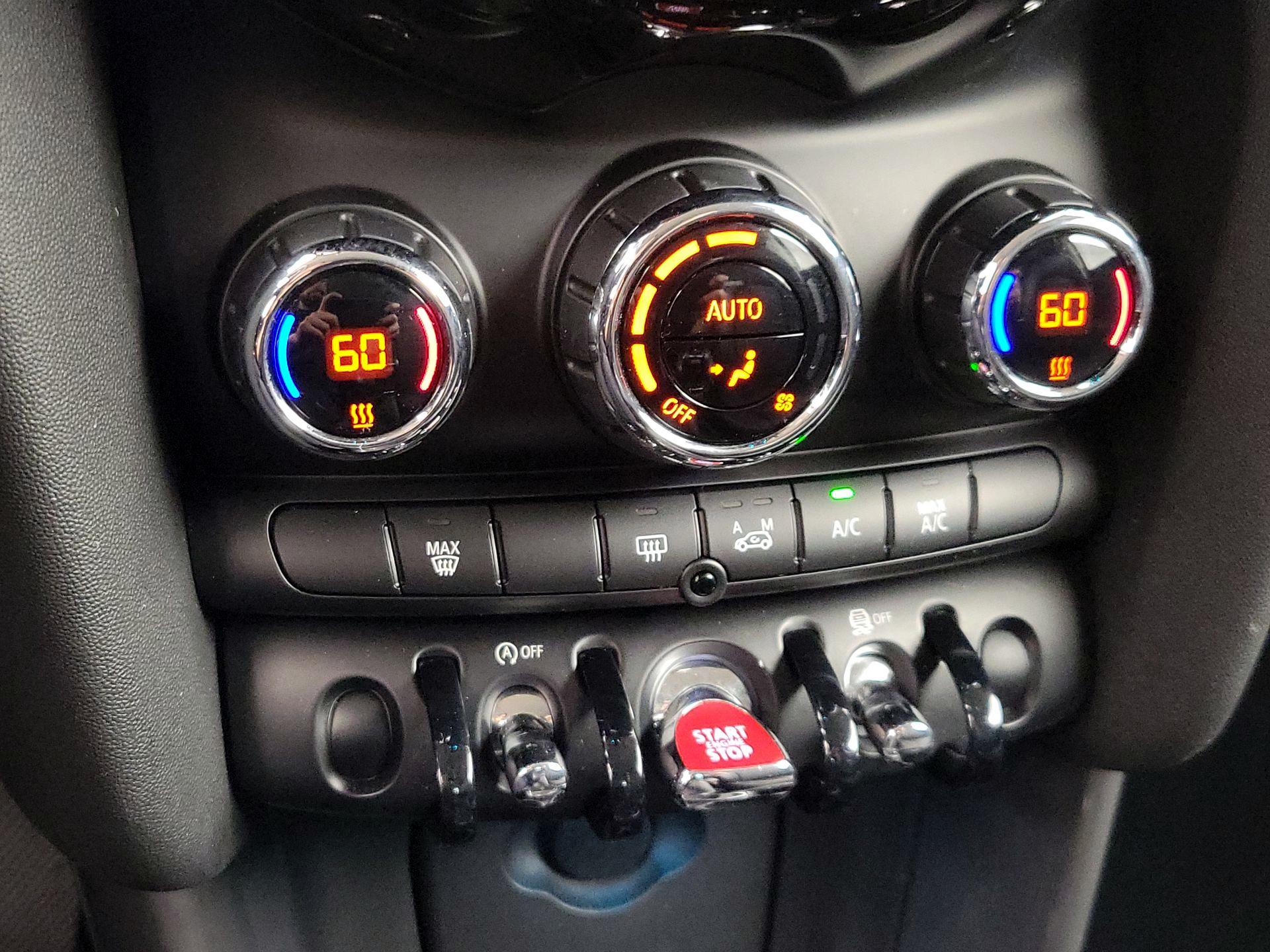 Thumbnail: 2015 MINI Cooper Hardtop - 15