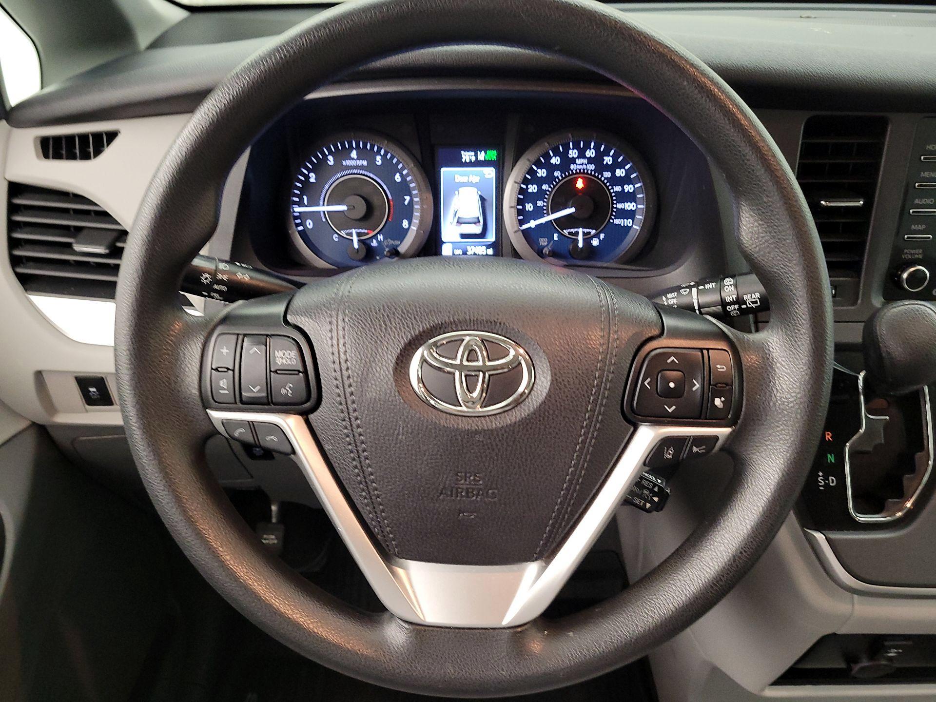 Thumbnail: 2020 Toyota Sienna - 10