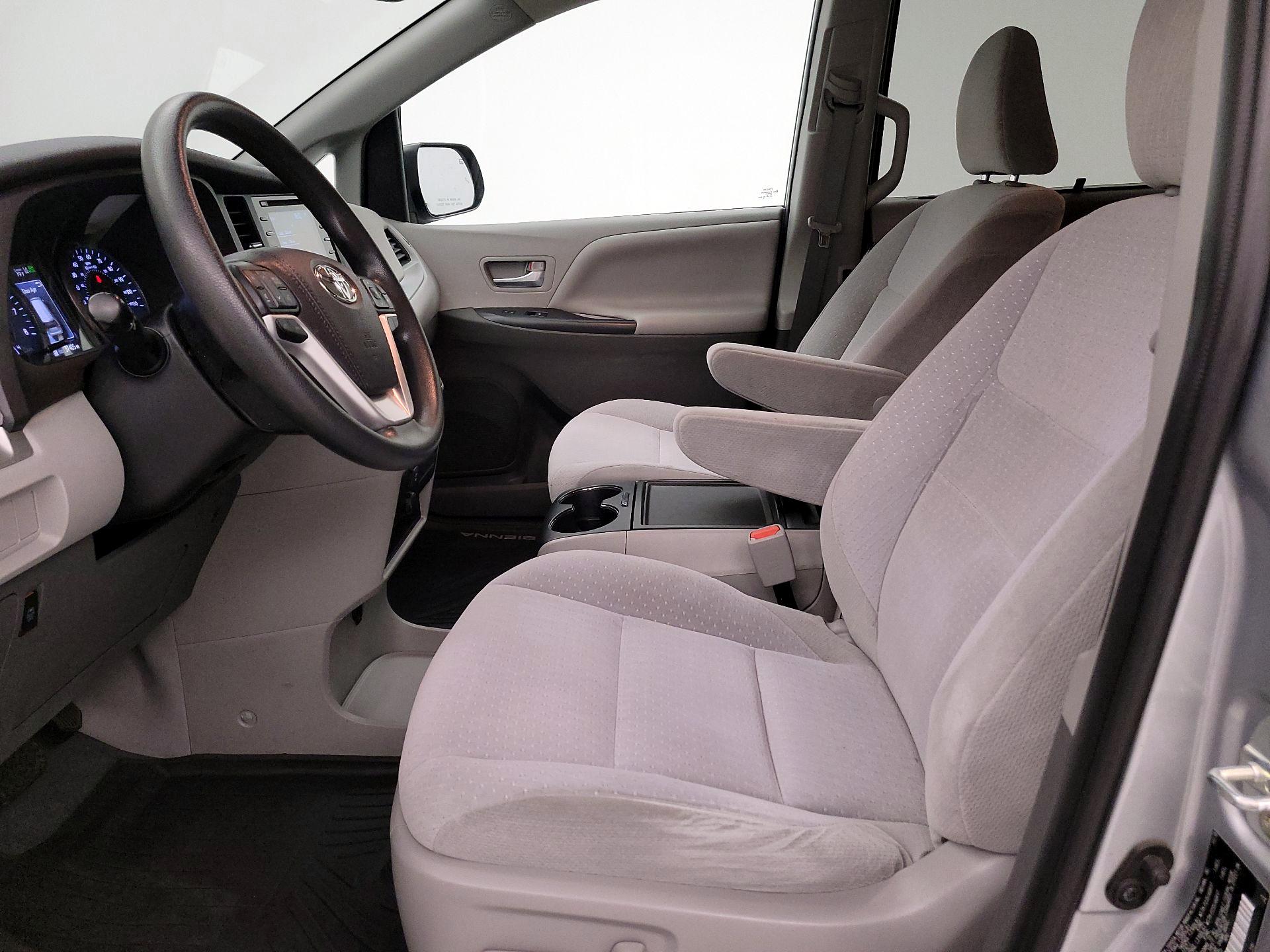 Thumbnail: 2020 Toyota Sienna - 11