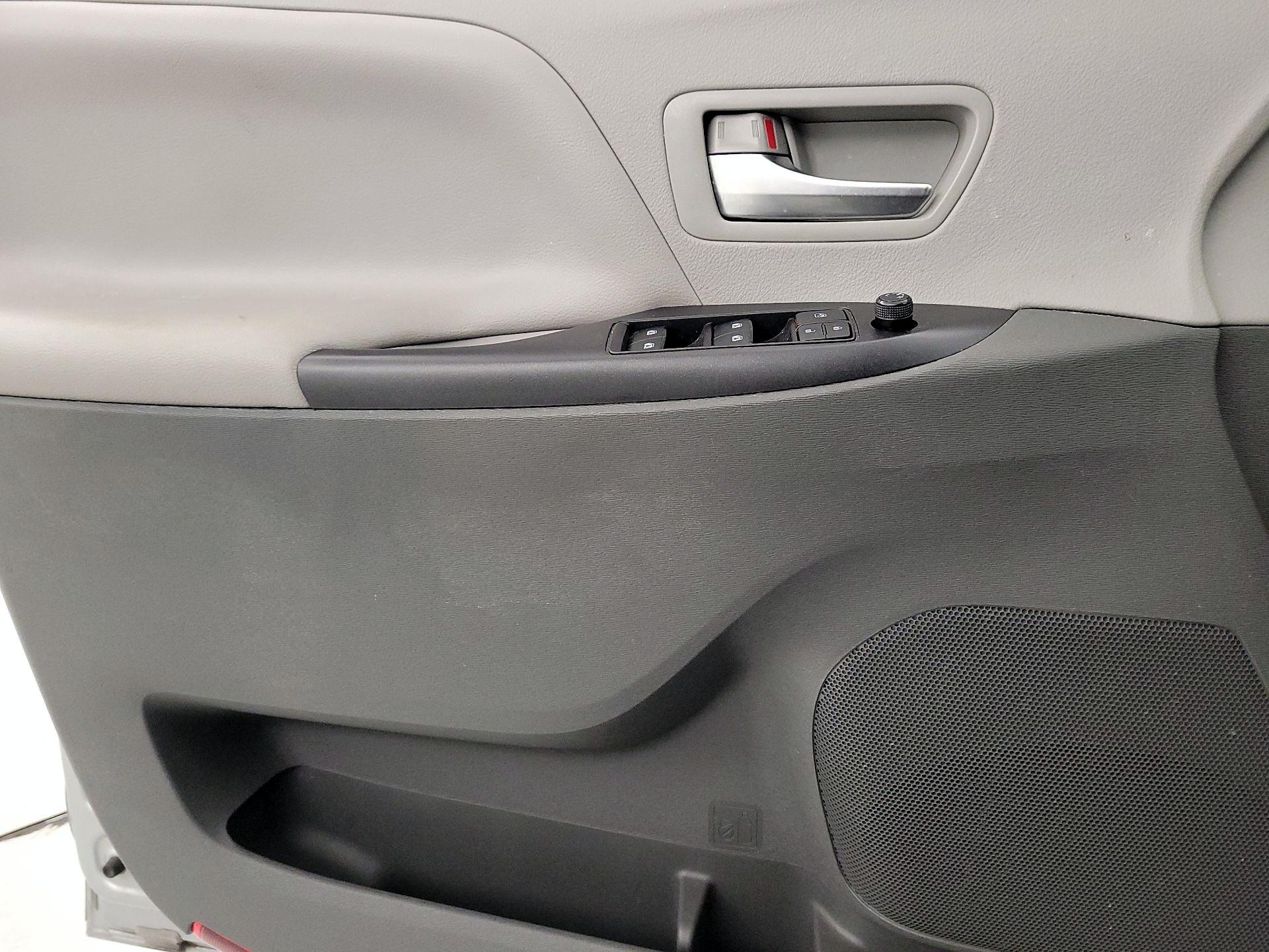 Thumbnail: 2020 Toyota Sienna - 12