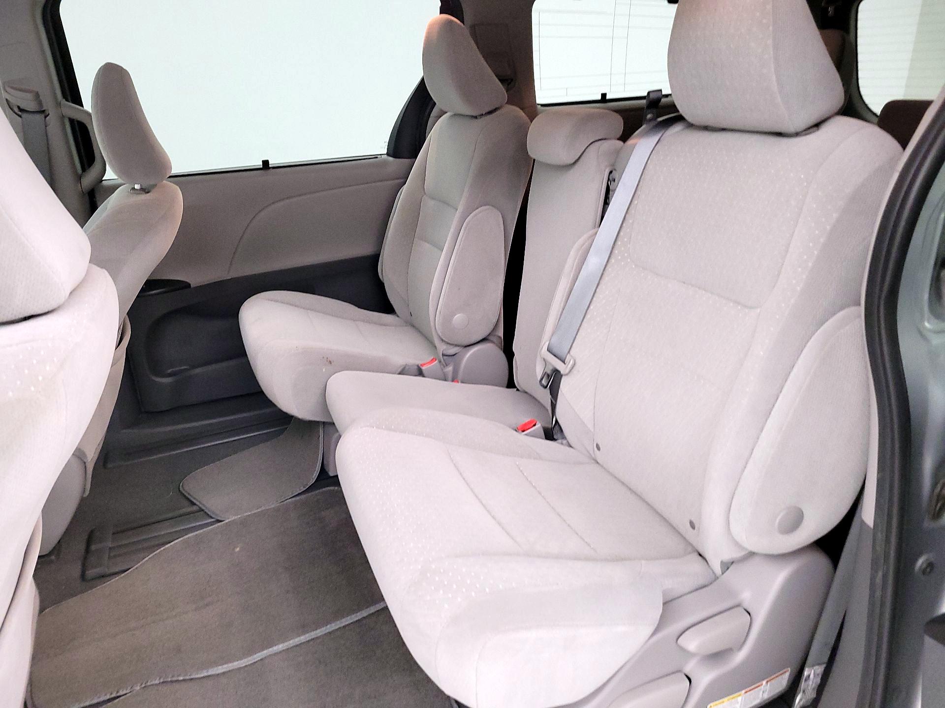 Thumbnail: 2020 Toyota Sienna - 19