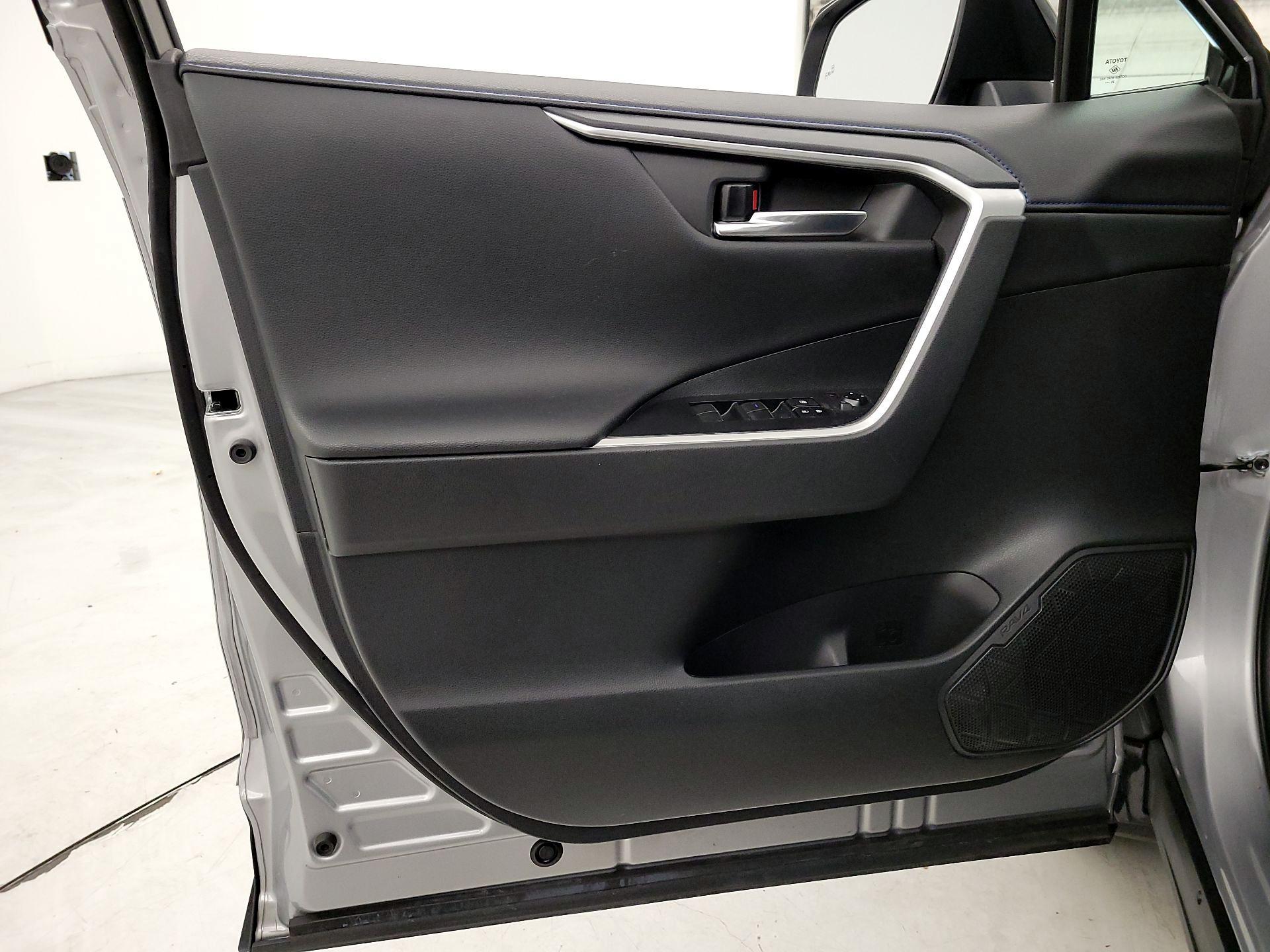 Thumbnail: 2021 Toyota RAV4 - 12