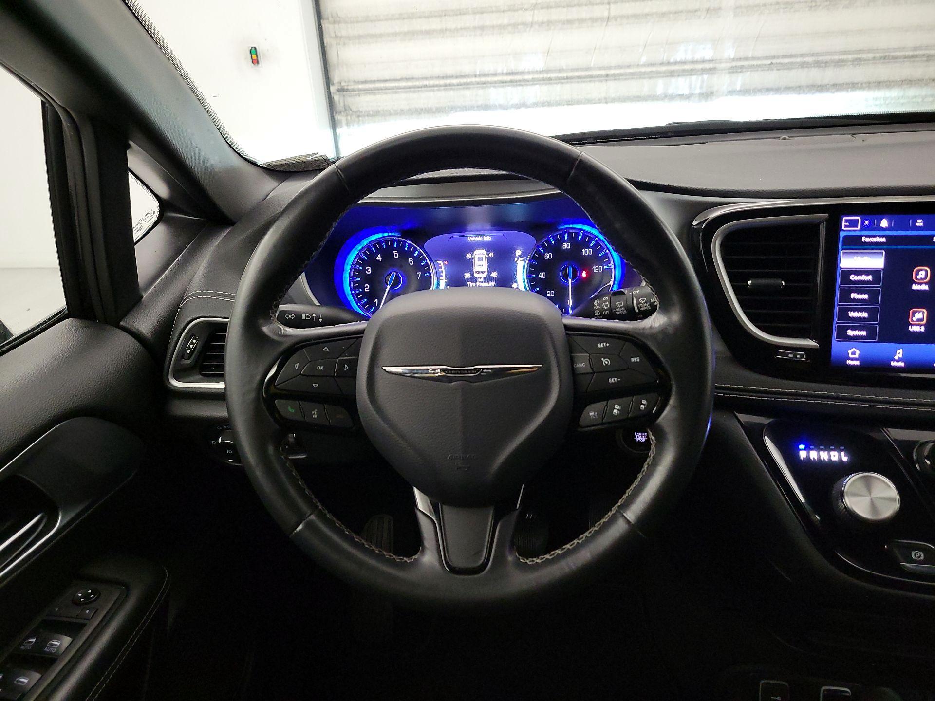 Thumbnail: 2021 Chrysler Pacifica - 10