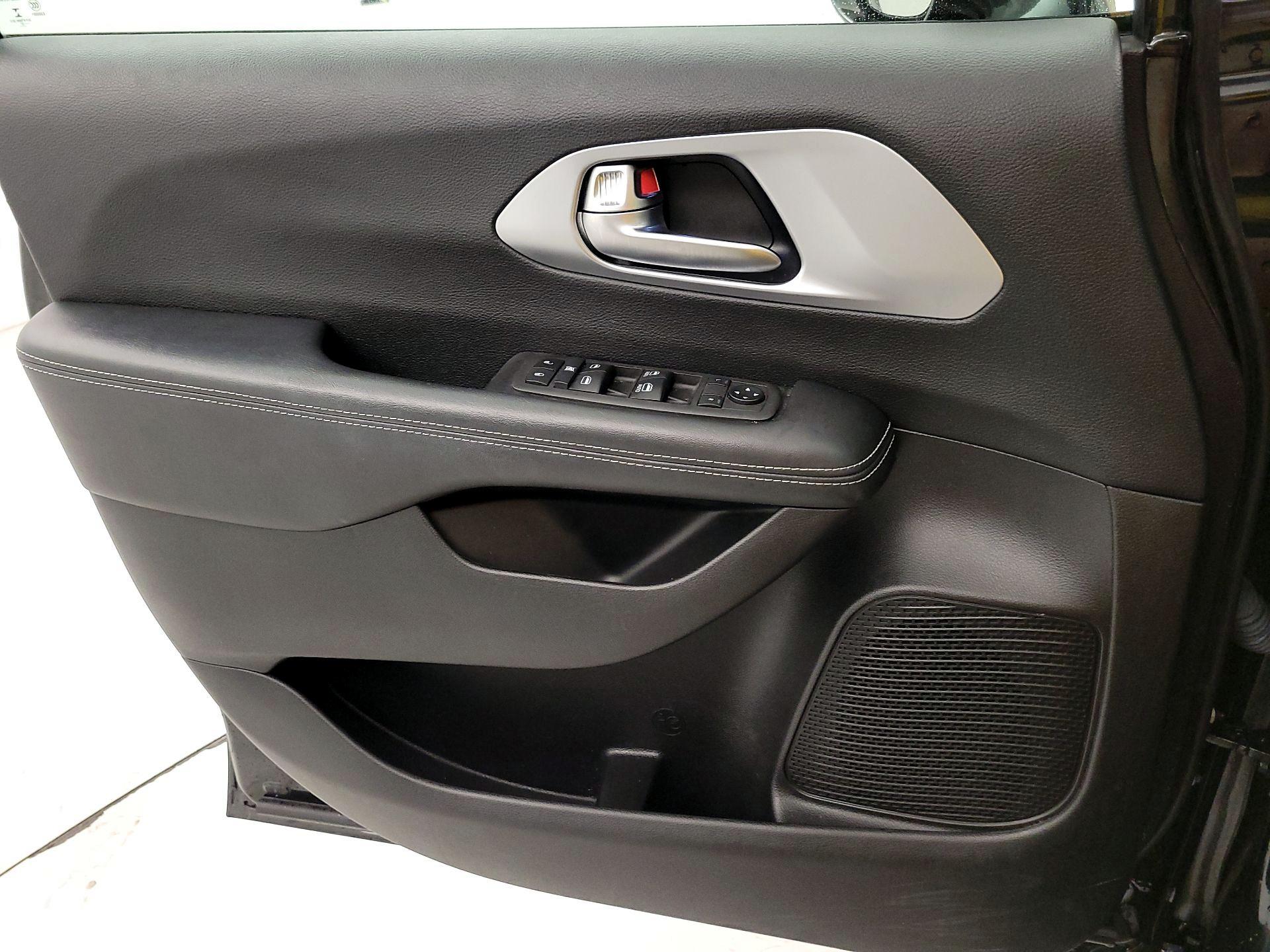 Thumbnail: 2021 Chrysler Pacifica - 12