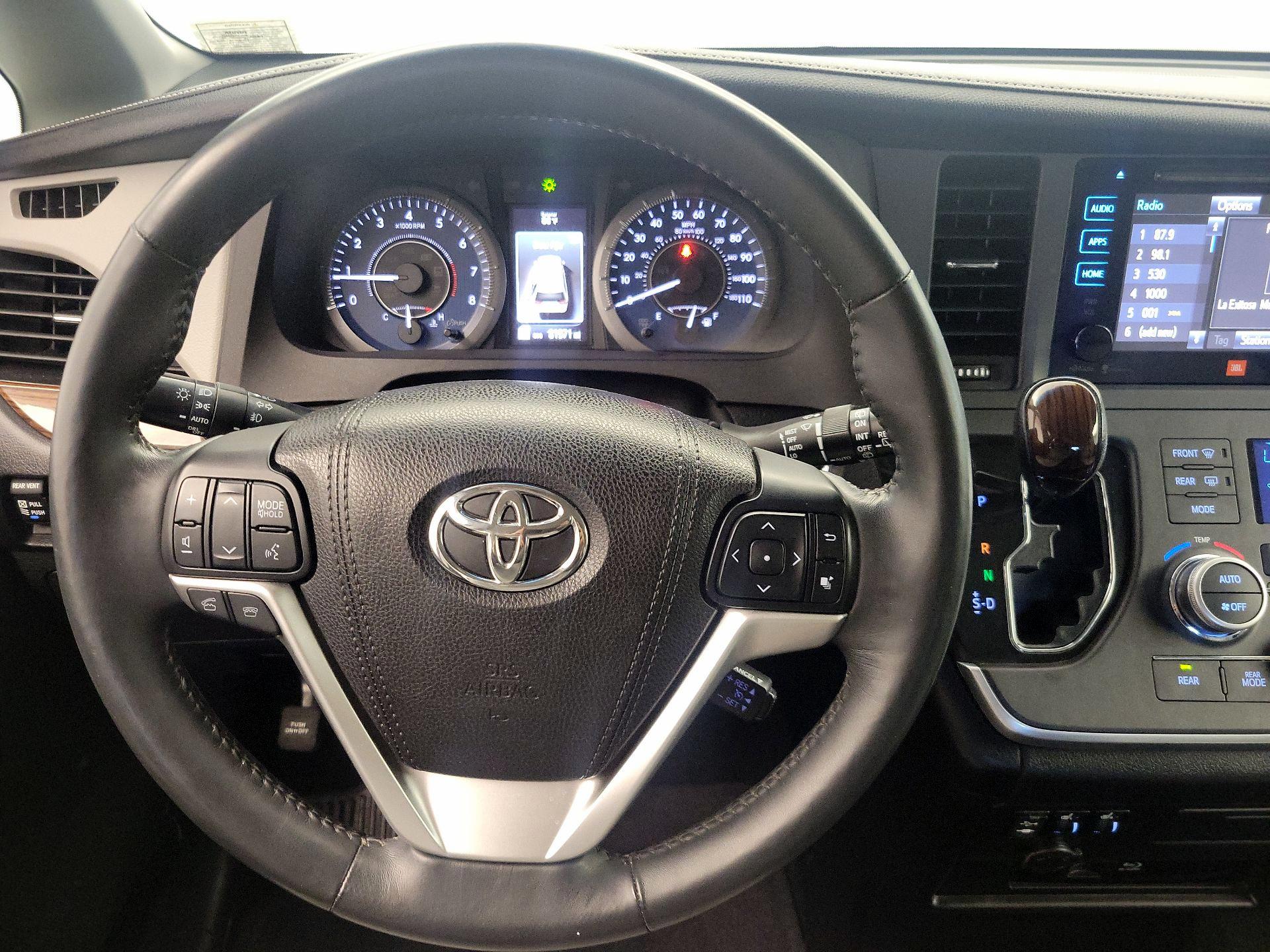 Thumbnail: 2015 Toyota Sienna - 10