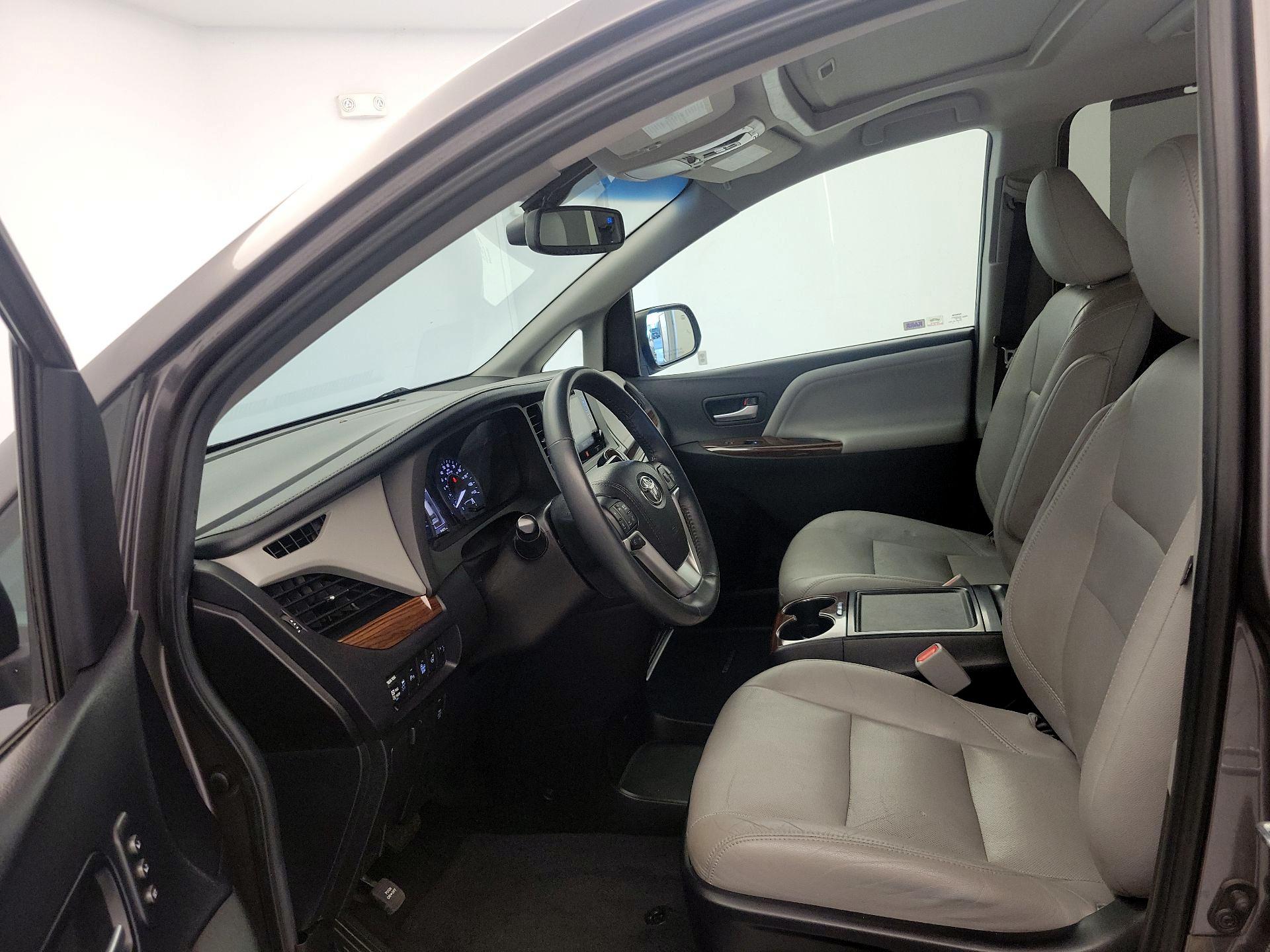 Thumbnail: 2015 Toyota Sienna - 11