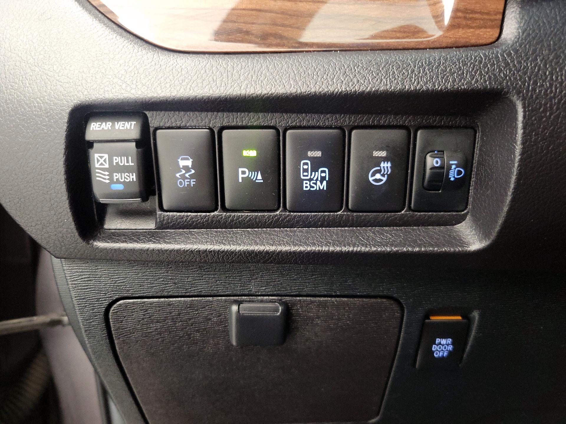 Thumbnail: 2015 Toyota Sienna - 13