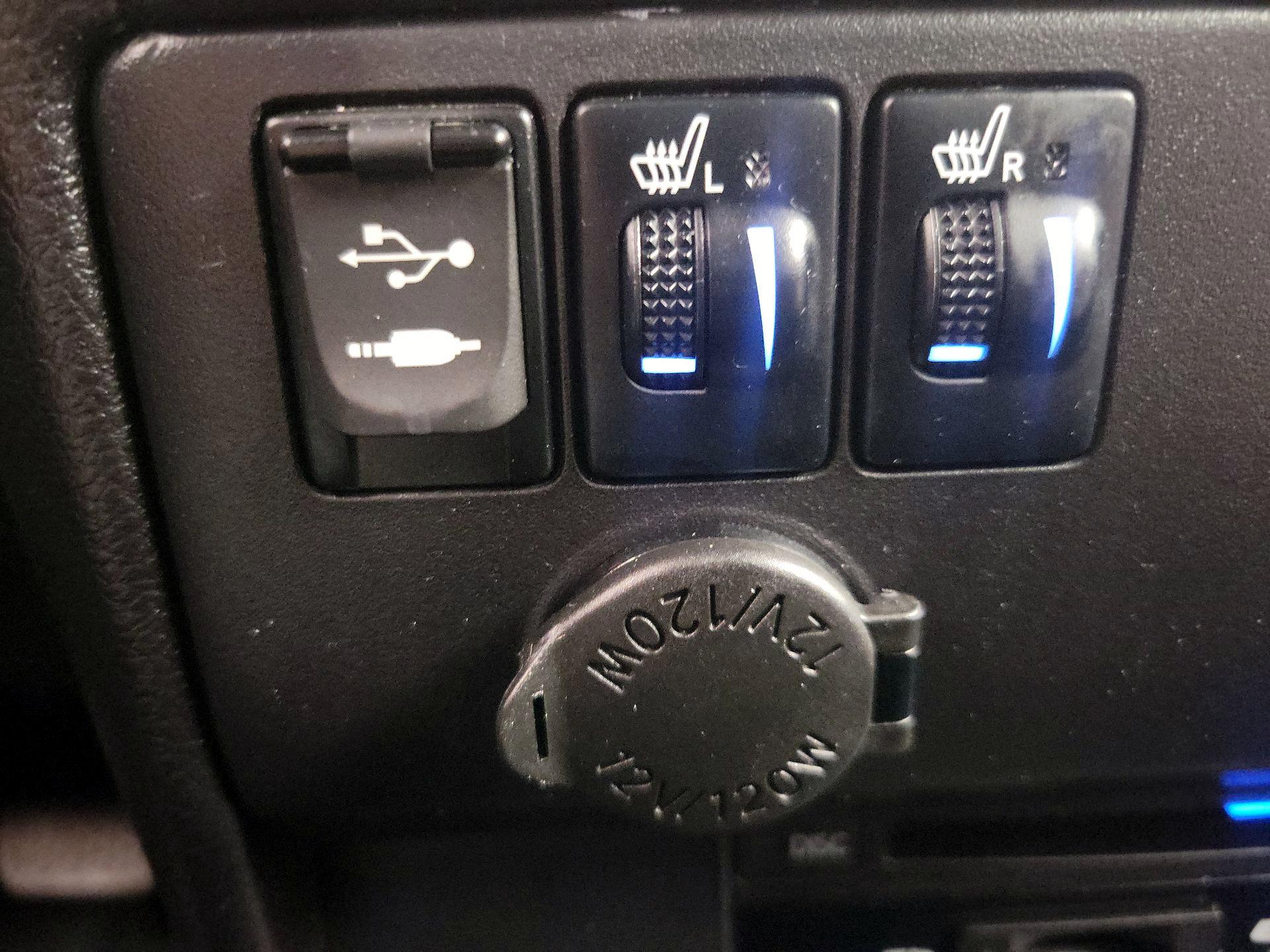 Thumbnail: 2015 Toyota Sienna - 18