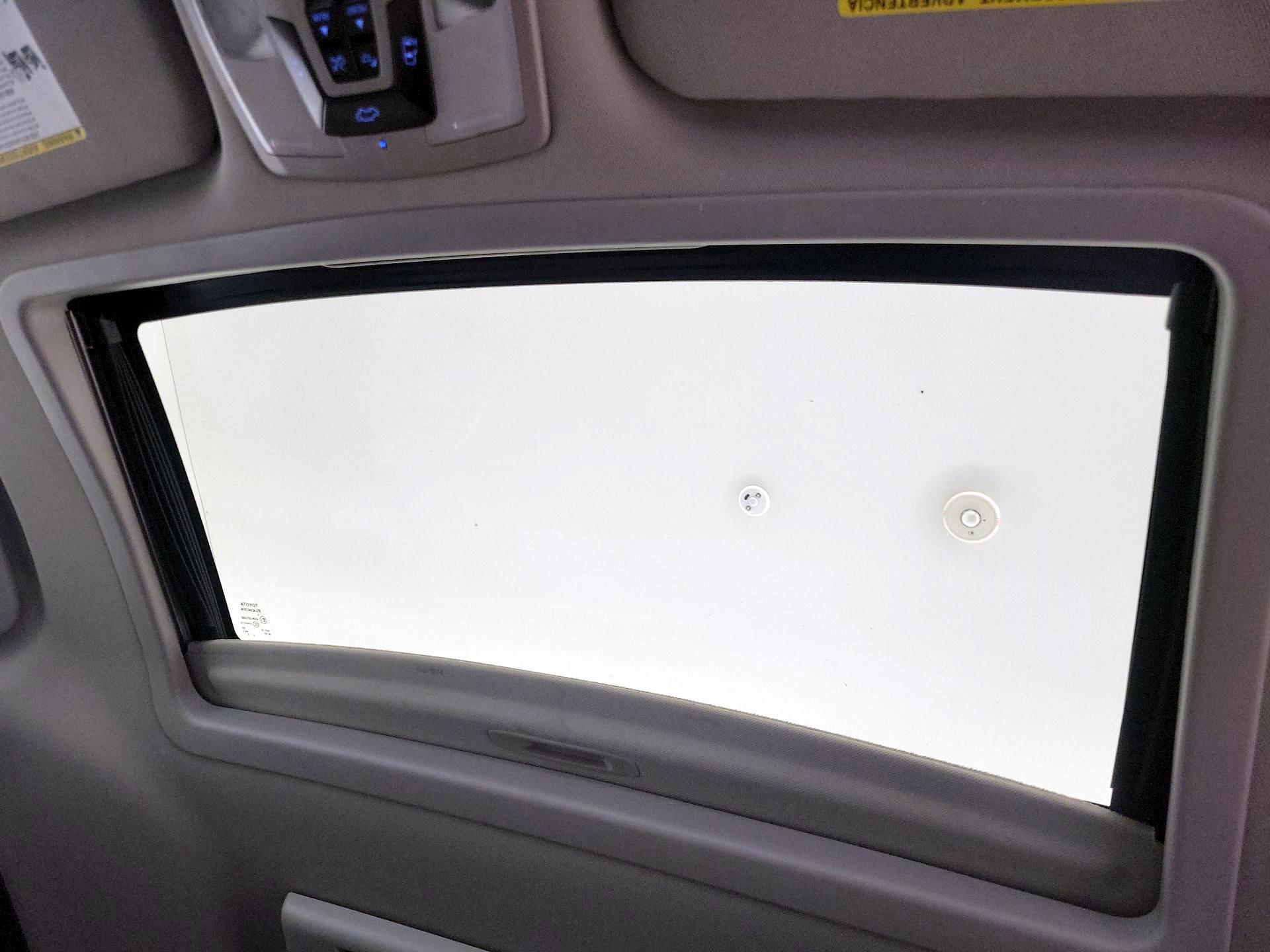 Thumbnail: 2015 Toyota Sienna - 19