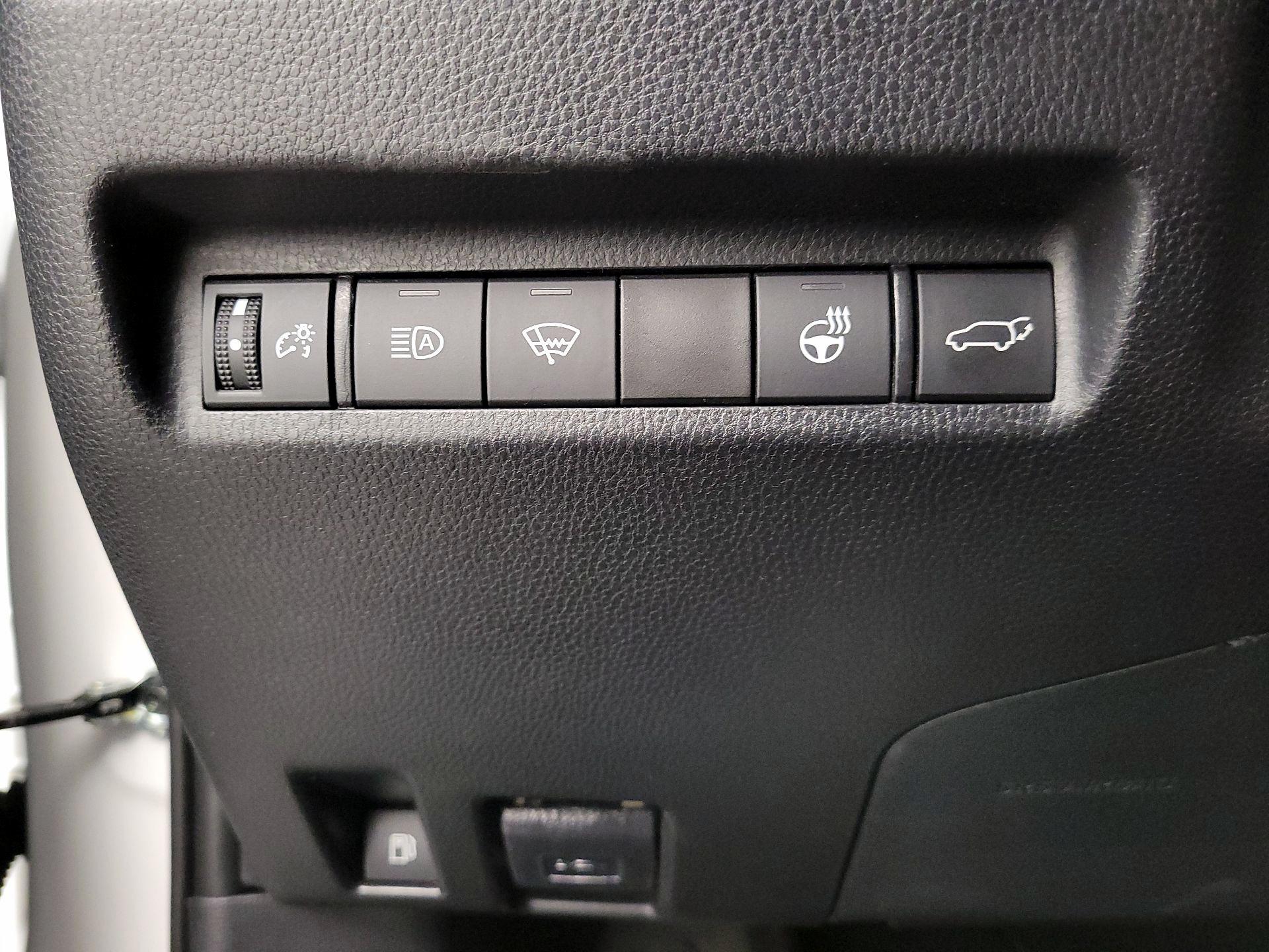 Thumbnail: 2021 Toyota RAV4 - 13
