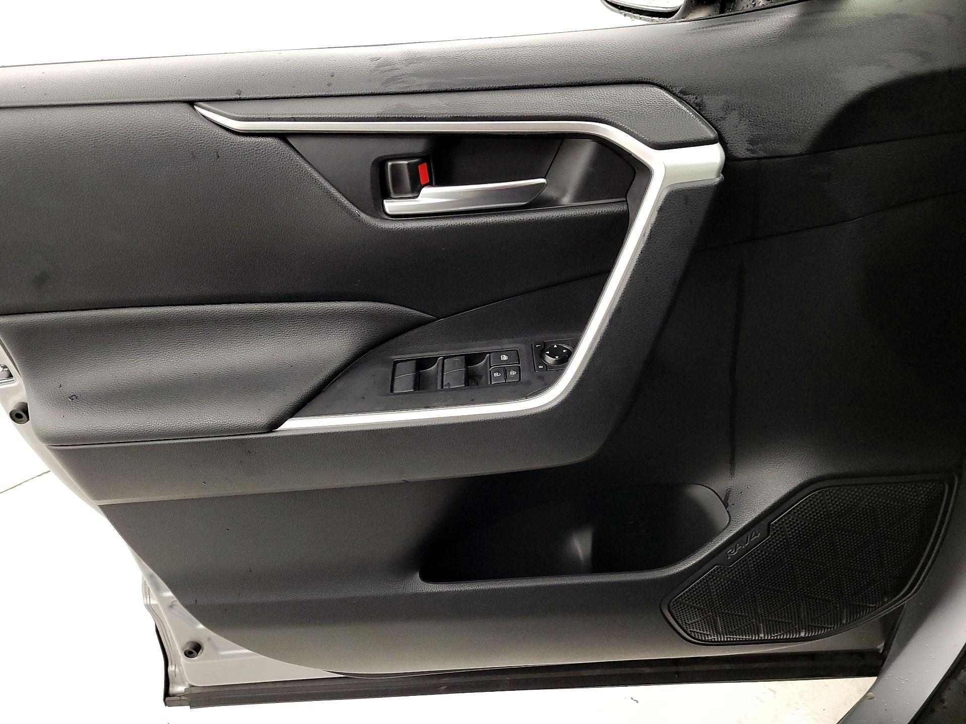 Thumbnail: 2019 Toyota RAV4 - 12