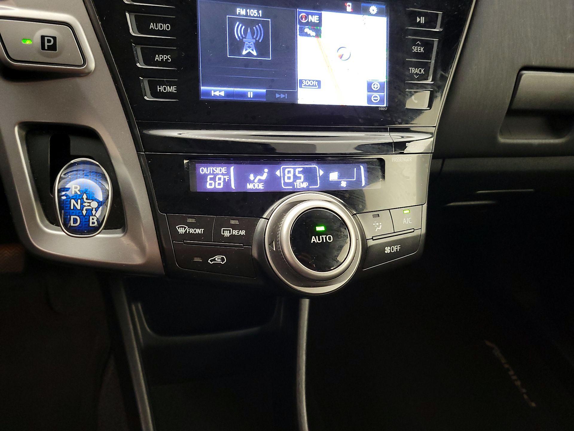 Thumbnail: 2015 Toyota Prius v - 17