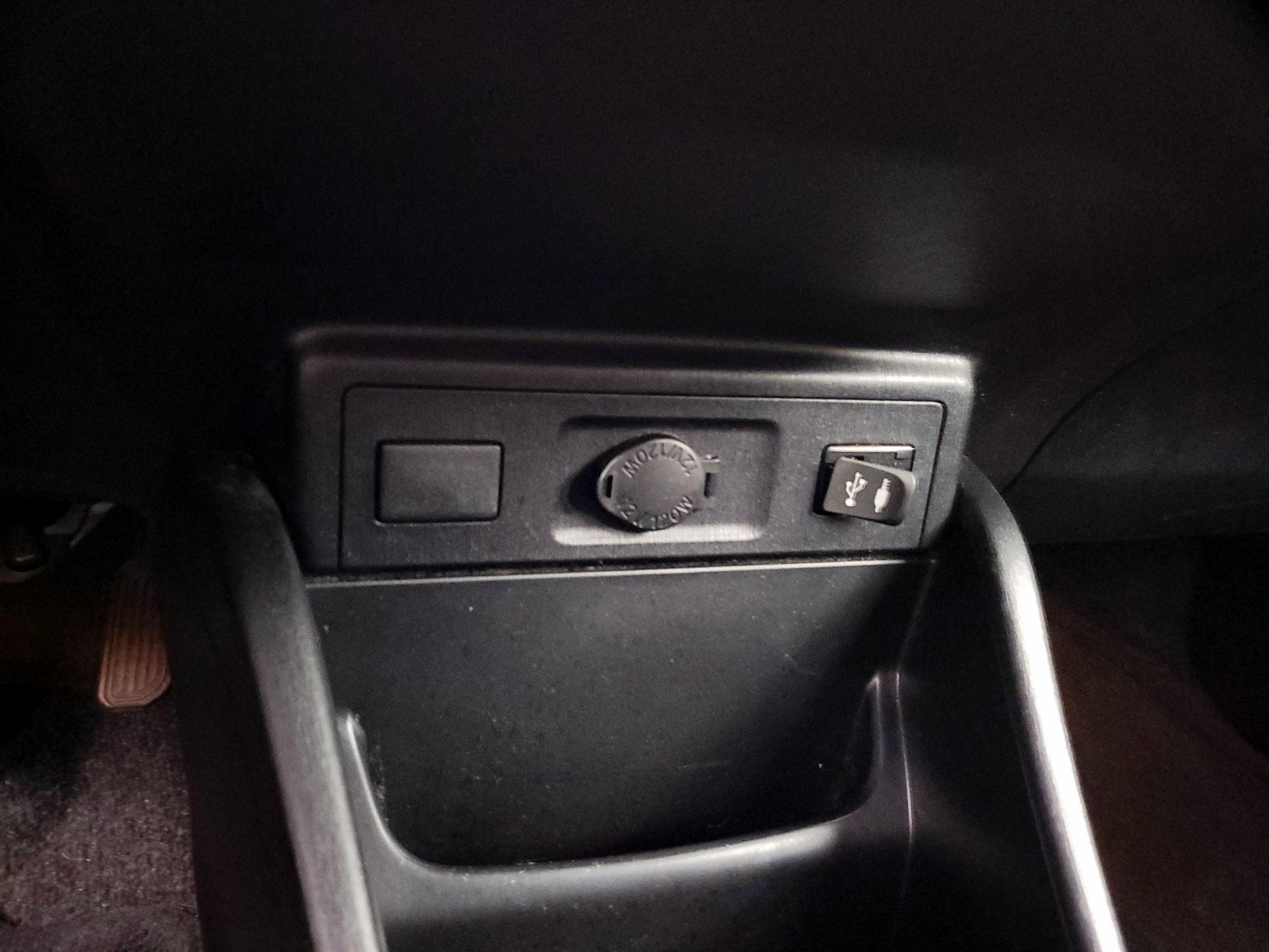 Thumbnail: 2015 Toyota Prius v - 19